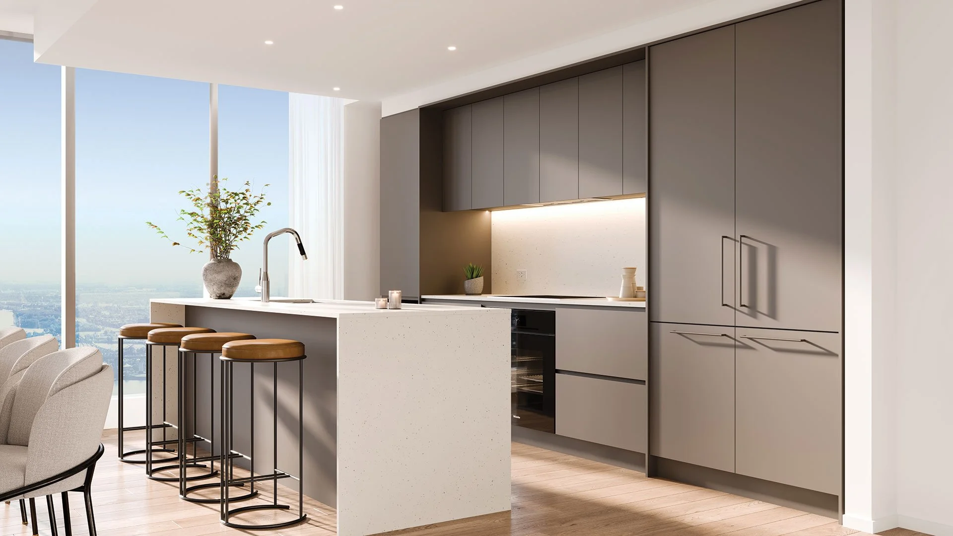 Cuisine moderne avec îlot central, plan de travail en quartz, armoires gris foncé, arrière-plan de grandes fenêtres avec vue sur la ville, décoration minimaliste avec plantes, tabourets en cuir marron.