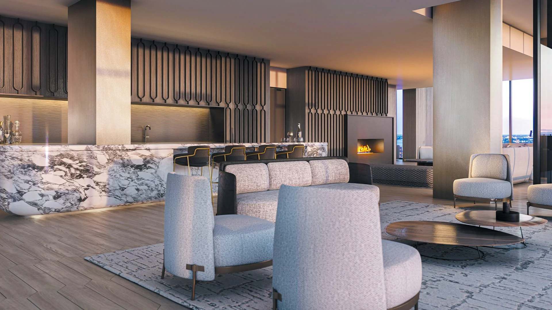 Terrasse d'un rooftop avec mobilier pour se détendre, entourée d'une barrière en verre, avec un grand arbre et une vue panoramique sur la ville au coucher du soleil.
