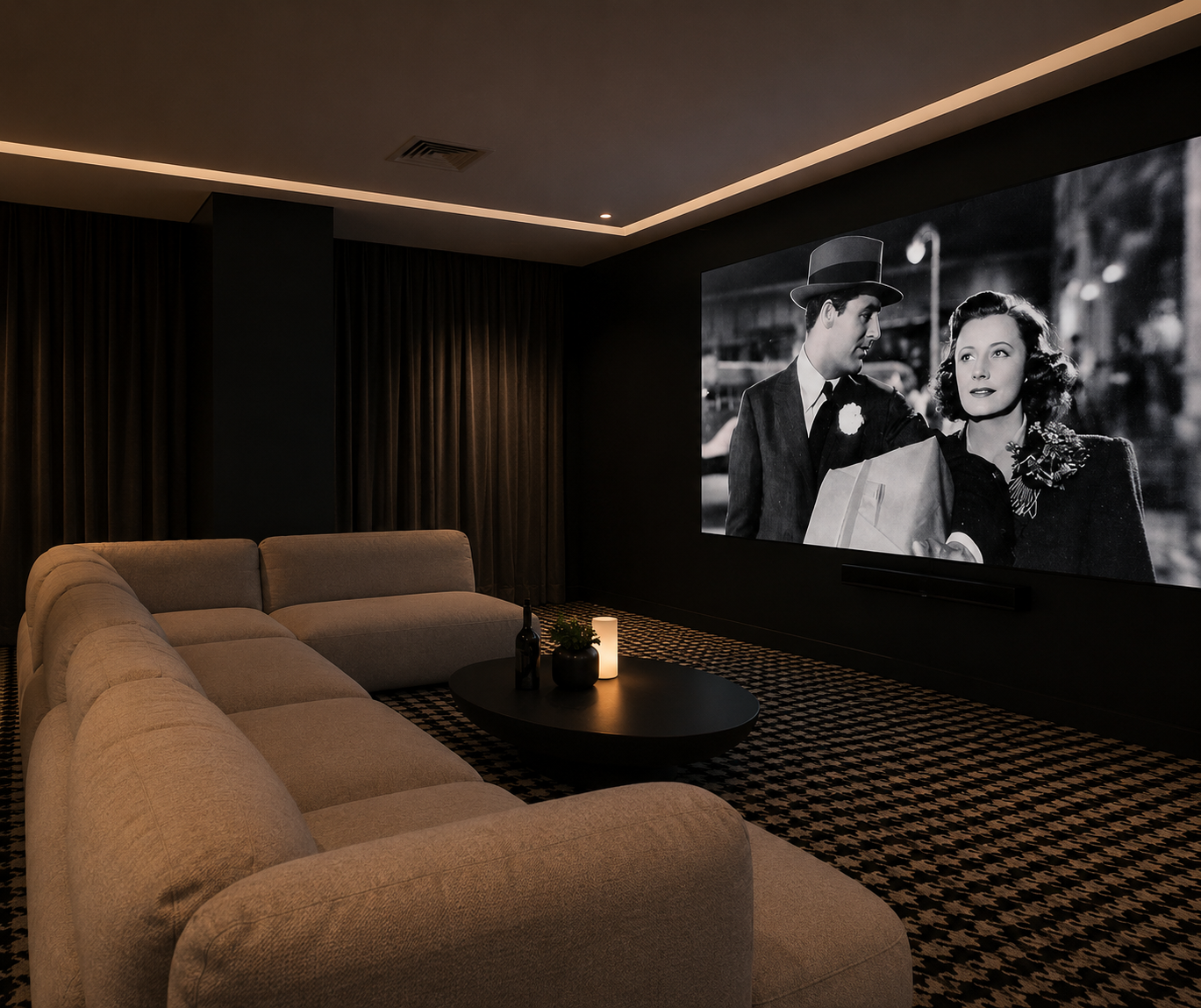 Salle de cinéma moderne avec canapé beige, table basse noire avec une bouteille, une plante et une lampe, grand écran montrant un film en noir et blanc avec deux personnages」}