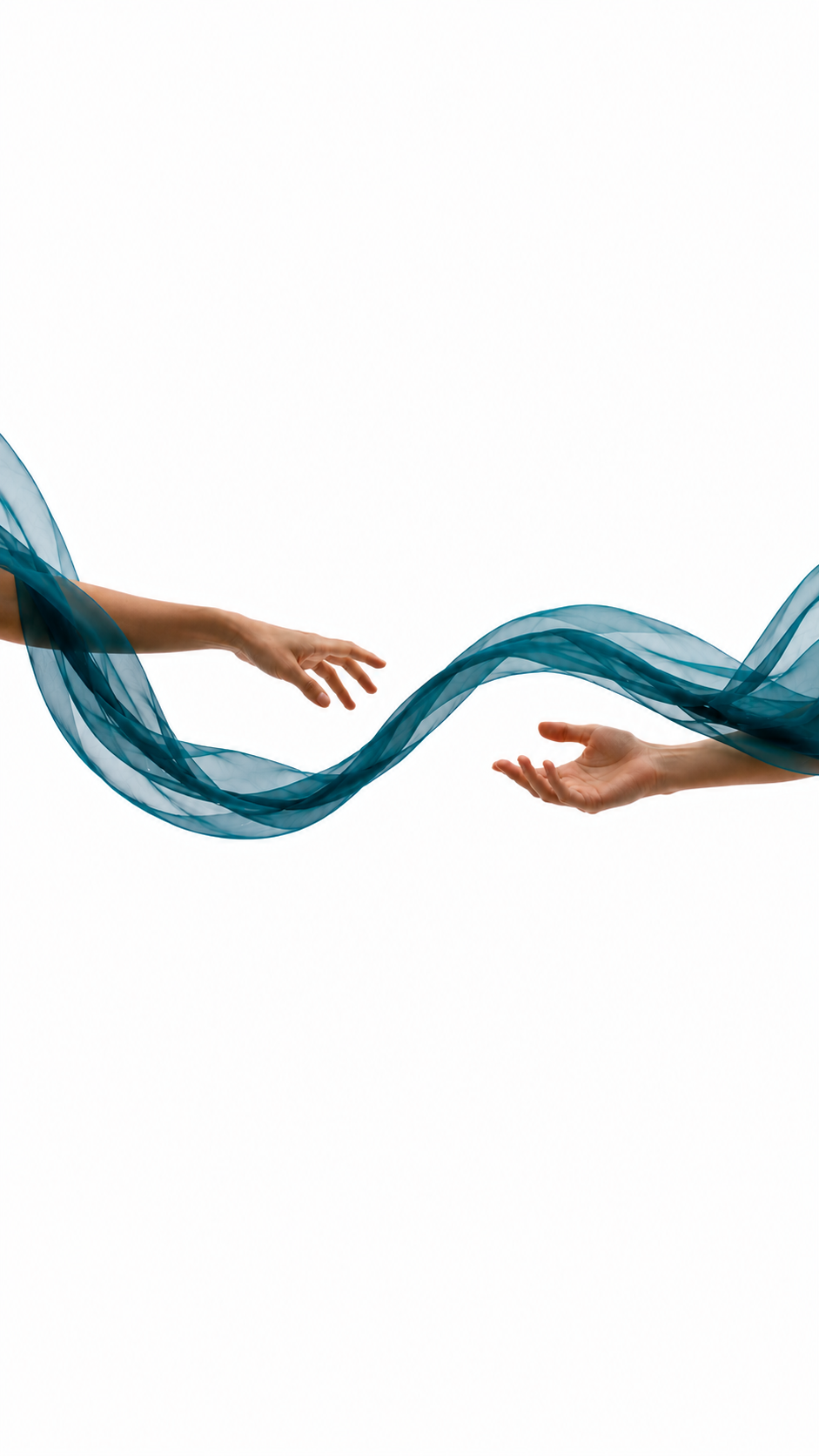 Zwei Hände, die sich einander entgegenstrecken, mit einem fließenden, transparenten blauen Stoff zwischen ihnen.