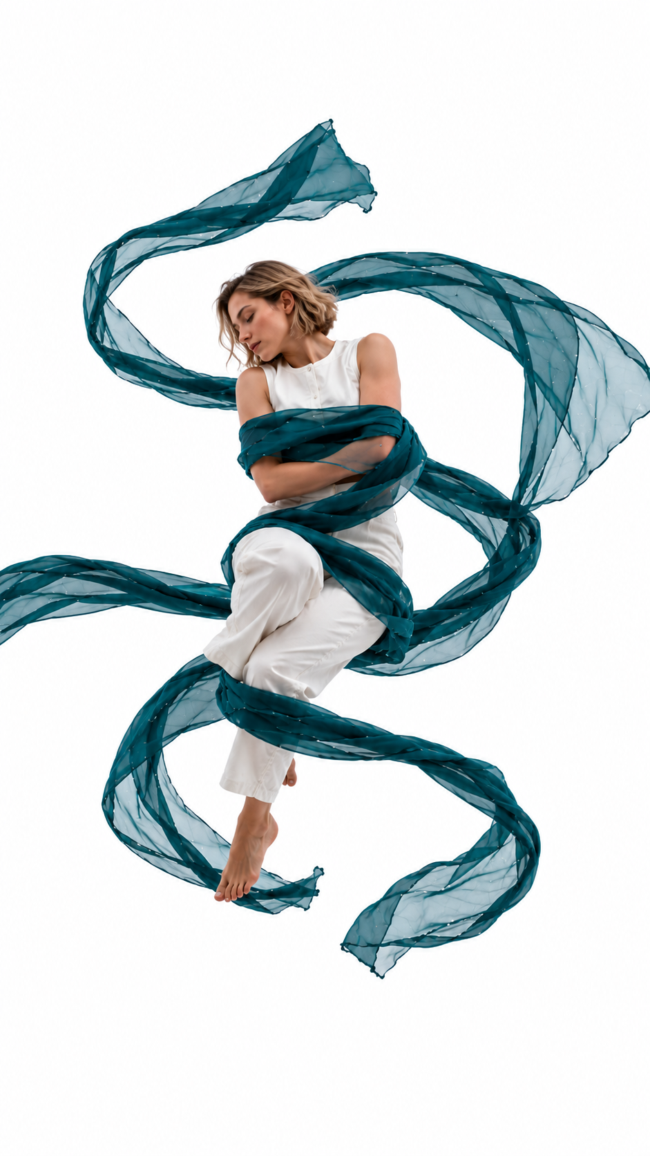 Eine Frau mit langen, lockigen Haaren schwebt in der Luft. Sie trägt ein weißes ärmelloses Oberteil und eine weiße Hose und hält ein fließendes blaues Tuch.