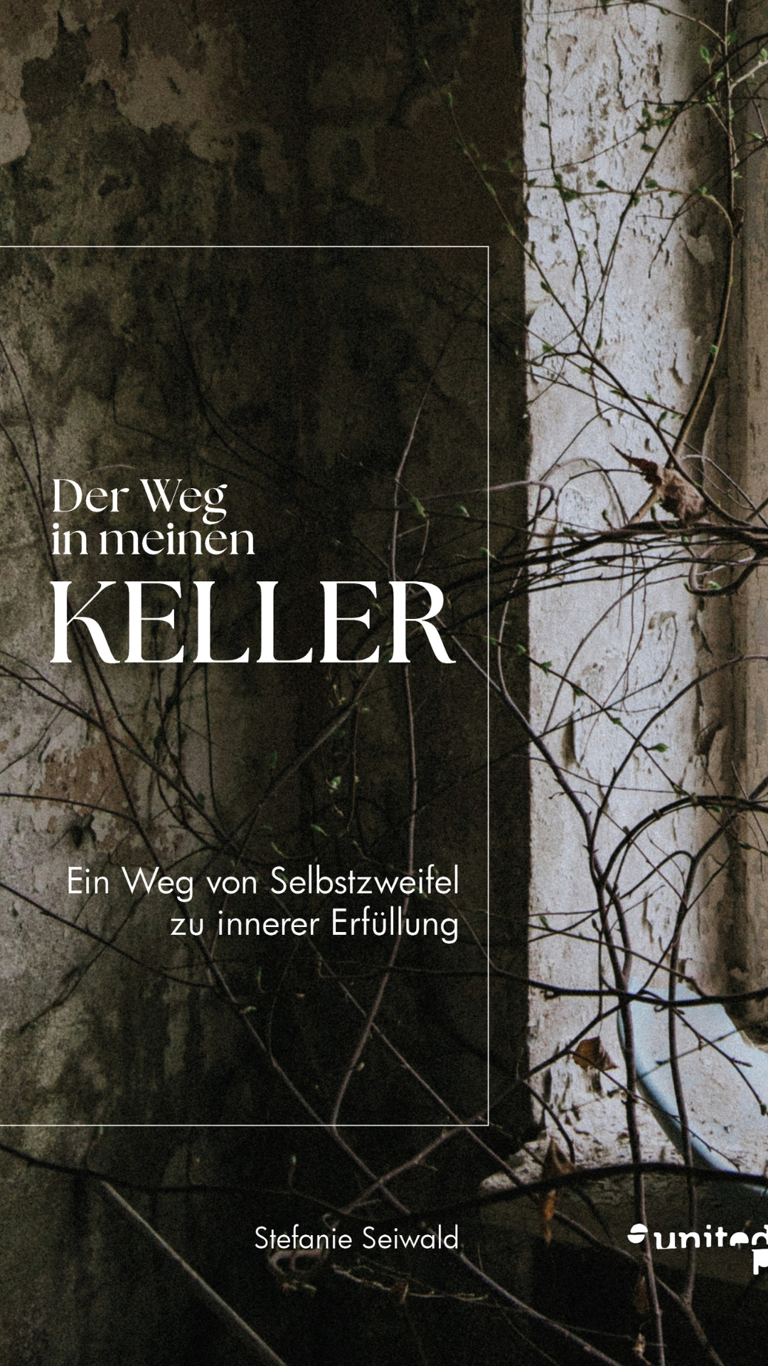 Buchcover mit einer dunklen, mit Pflanzen verwachsenen Steinwand und weißen Texten, darunter Titel, Autorin und Verlag.