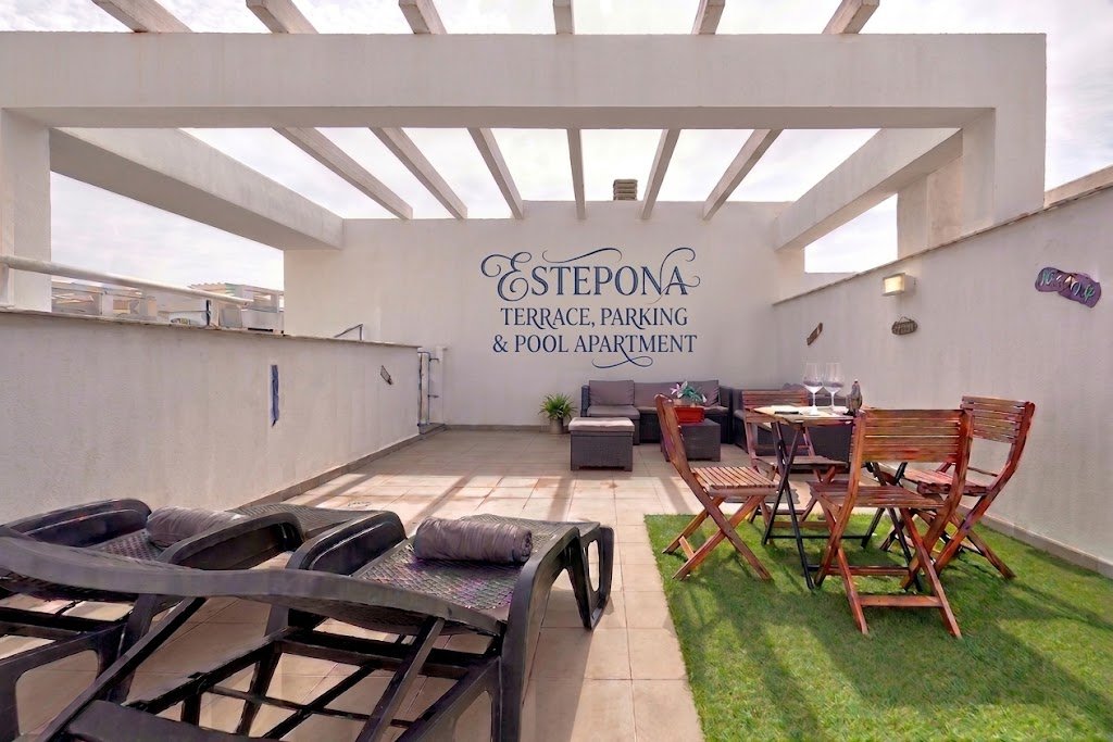 Private terrace and solarium apartment in Estepona