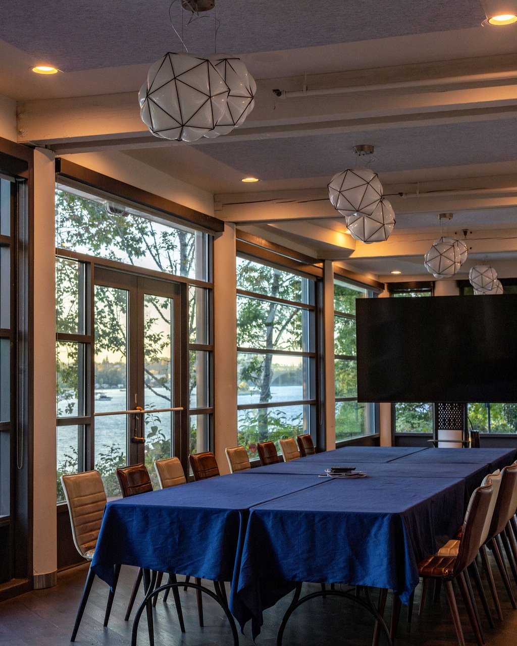 Let nature inspire your next meeting.
ㅤ
Set alongside the Willamette River and surrounded by towering trees, Rosswood offers a peaceful setting where big ideas and meaningful gatherings come naturally.
ㅤ
Learn more about hosting your next event via t