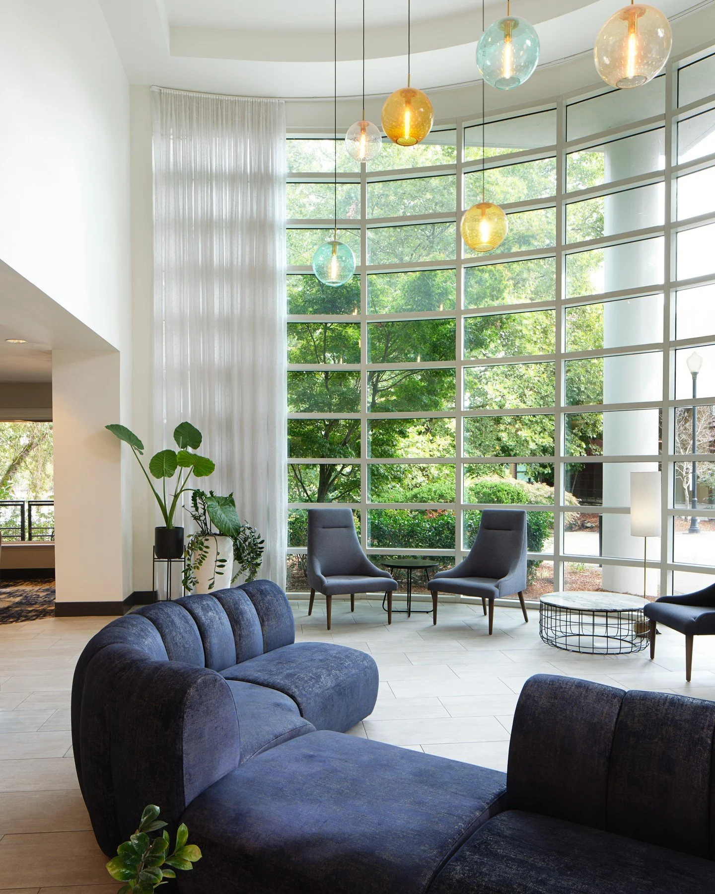 Inspired by the beauty of the Pacific Northwest.
ㅤ
Our light-filled lobby blends mid-century modern design with warm, welcoming spaces that invite you to linger a little longer. Whether you're arriving, relaxing, or planning your next adventure, ther