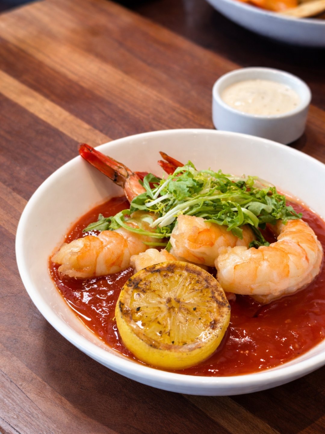 Enjoy our prawn cocktail, an appetizer that never misses! 🍤🌿