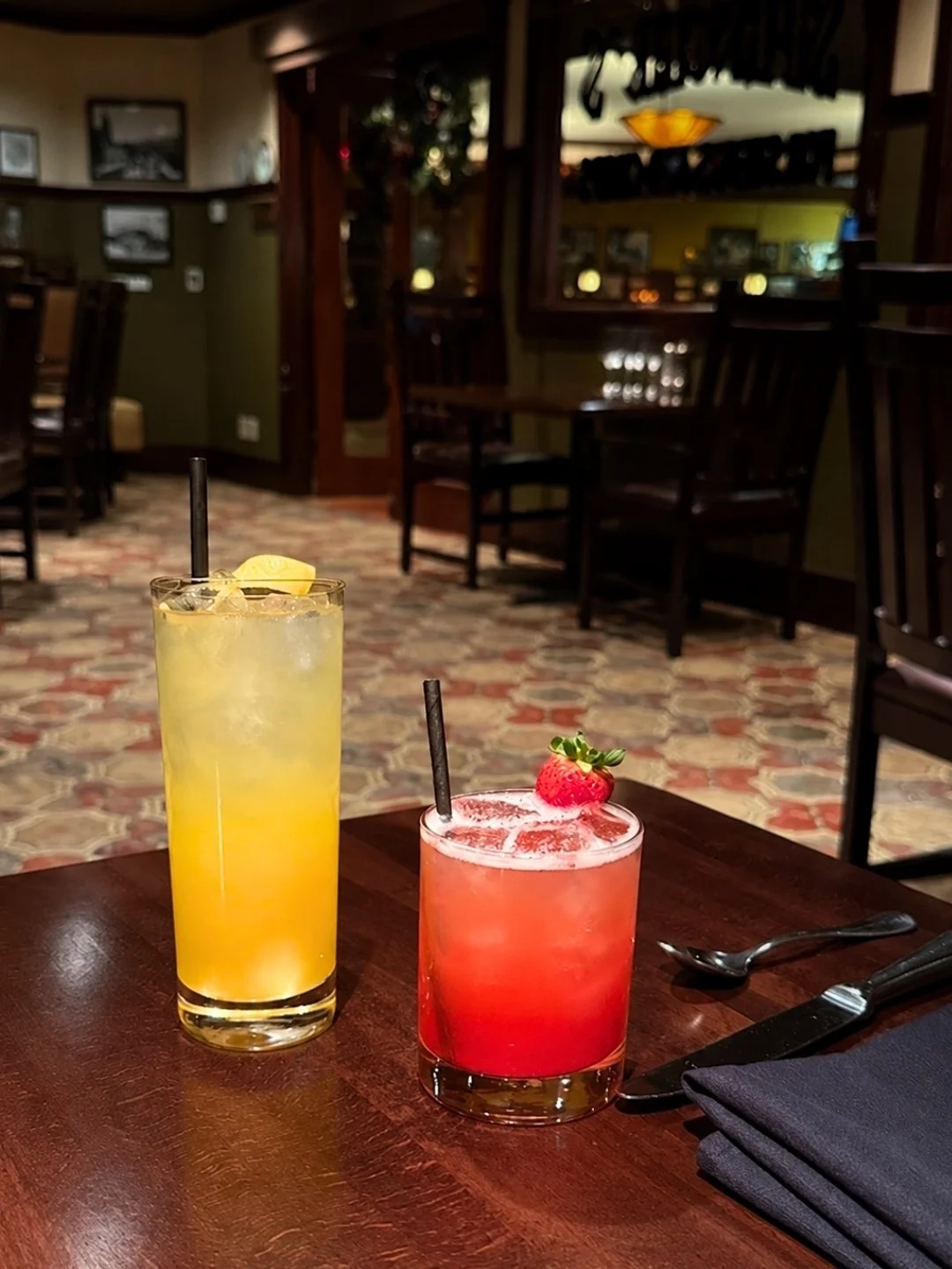 Your evening plans look better with a cocktail in hand🍸
Our lounge is open daily from 3 PM&ndash;12 AM!