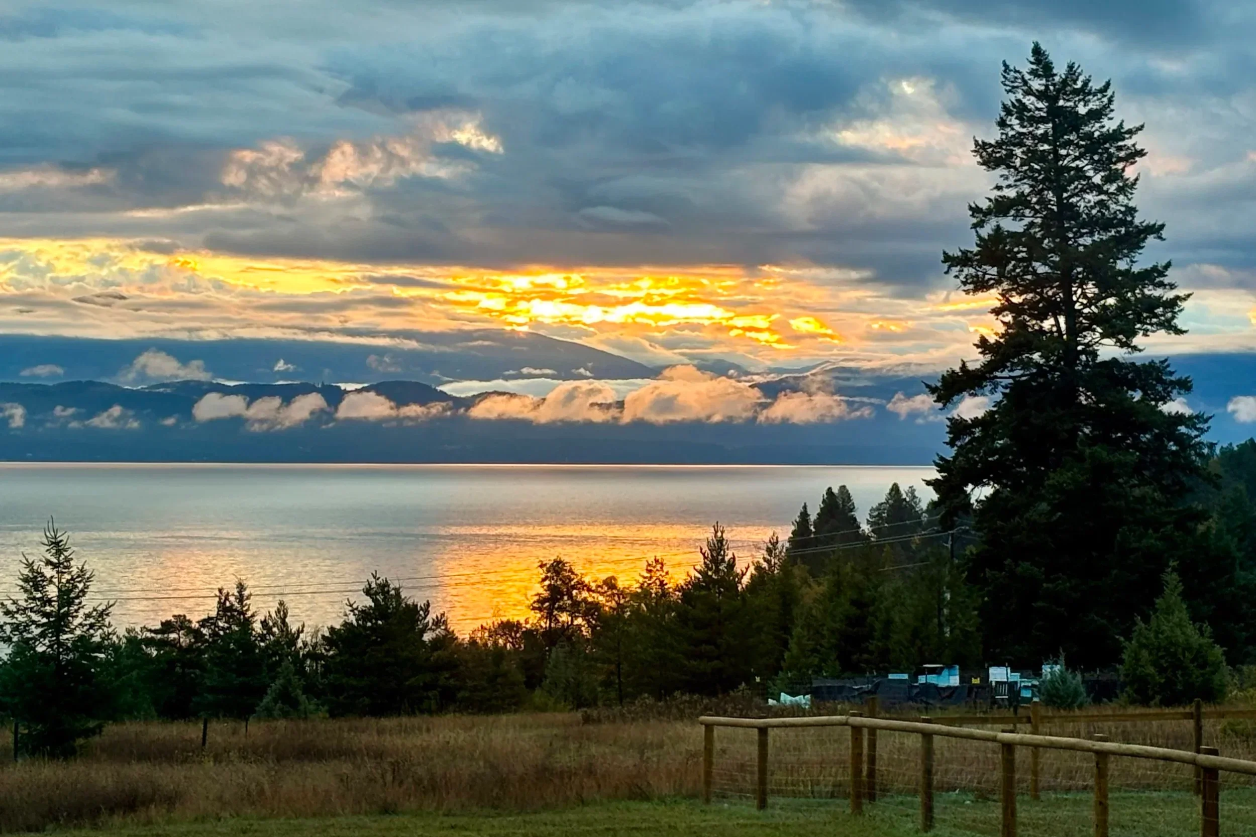 Gorgeous Montana sunset with lake and mountain views.