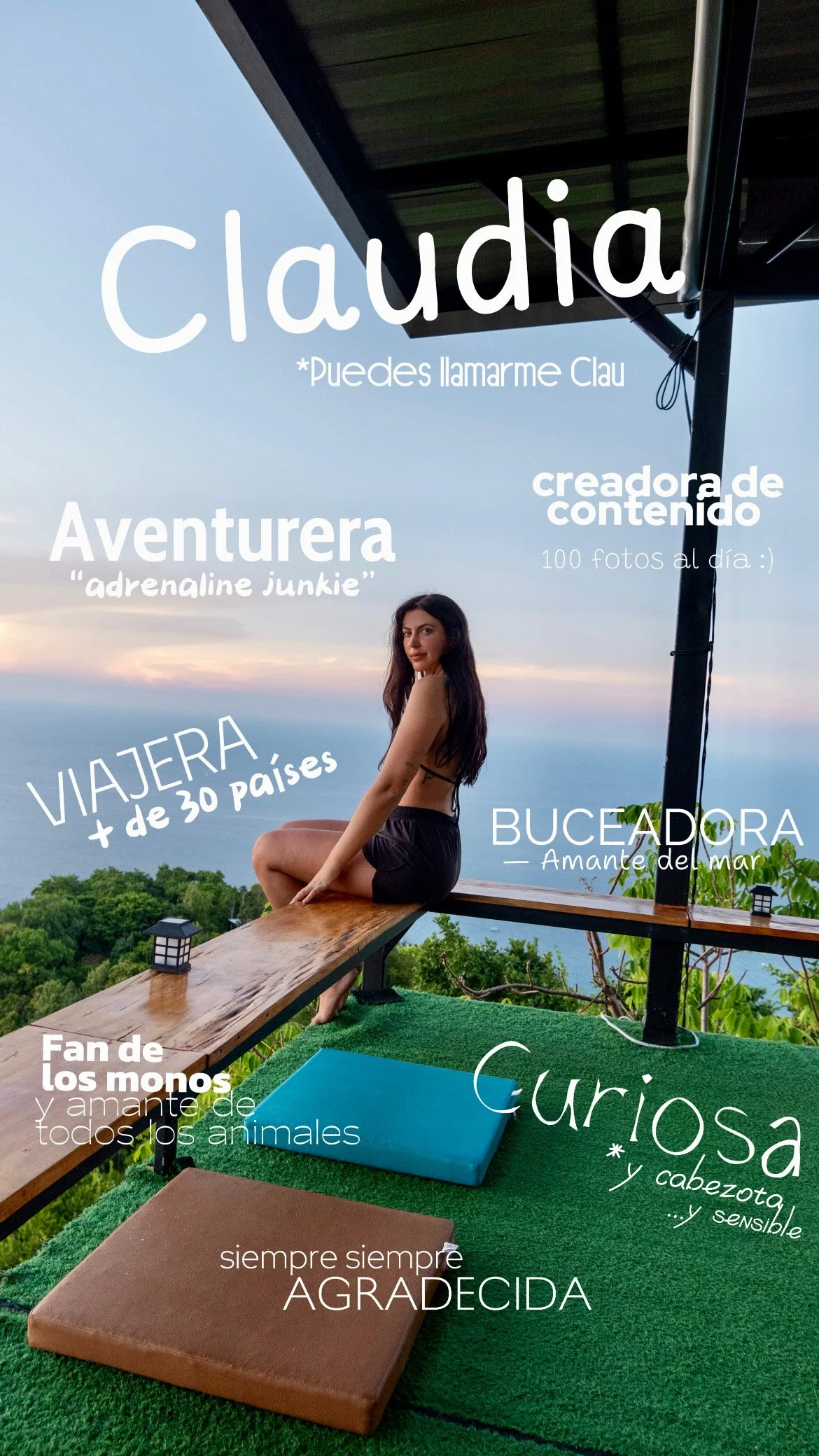 Mujer sentada en una plataforma de madera con vista al mar y árboles verdes, al atardecer, con texto en español promocionando viajes, aventuras y contenido relacionado con la naturaleza y el turismo.