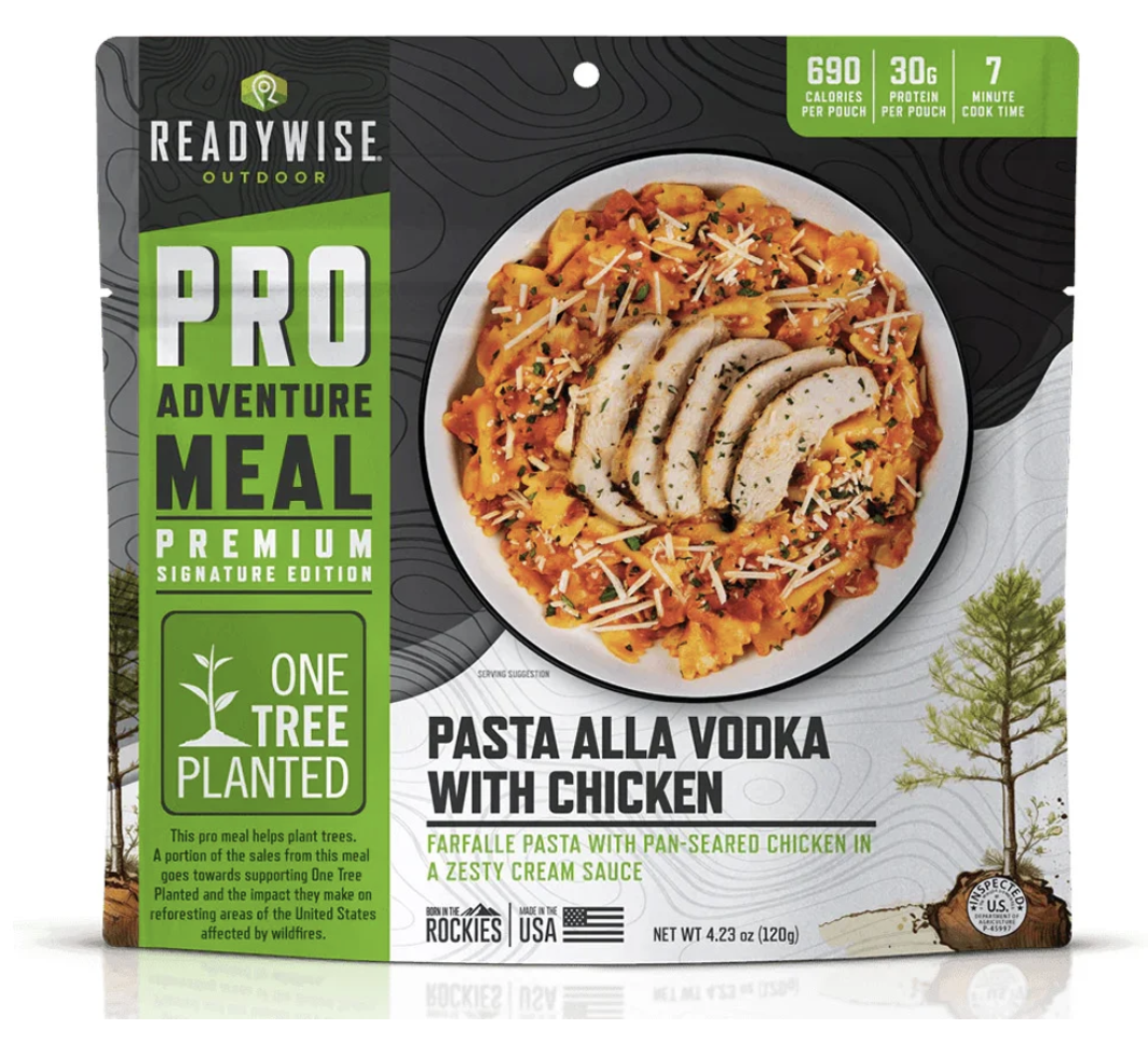 Packaging of Readywise OutDoor Pro Adventure Meal Premium - Pasta alla Vodka with Chicken, featuring an image of pasta, chicken, and vegetables on a plate. Contains nutritional info about calories, protein, and cook time, with a label indicating one 