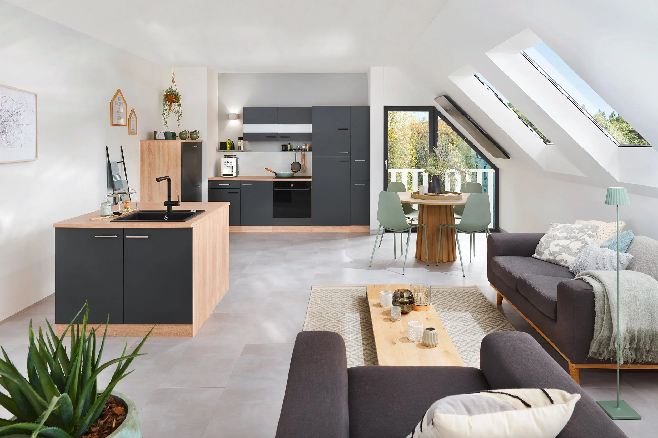 Modernes, offenes Wohnzimmer mit Küche, Essbereich und Sofaecke, große Fenster bis zur Decke, viel Tageslicht, grüne Pflanzen, minimalistische Dekoration, neutrale Farbpalette, Holz- und Grautöne.