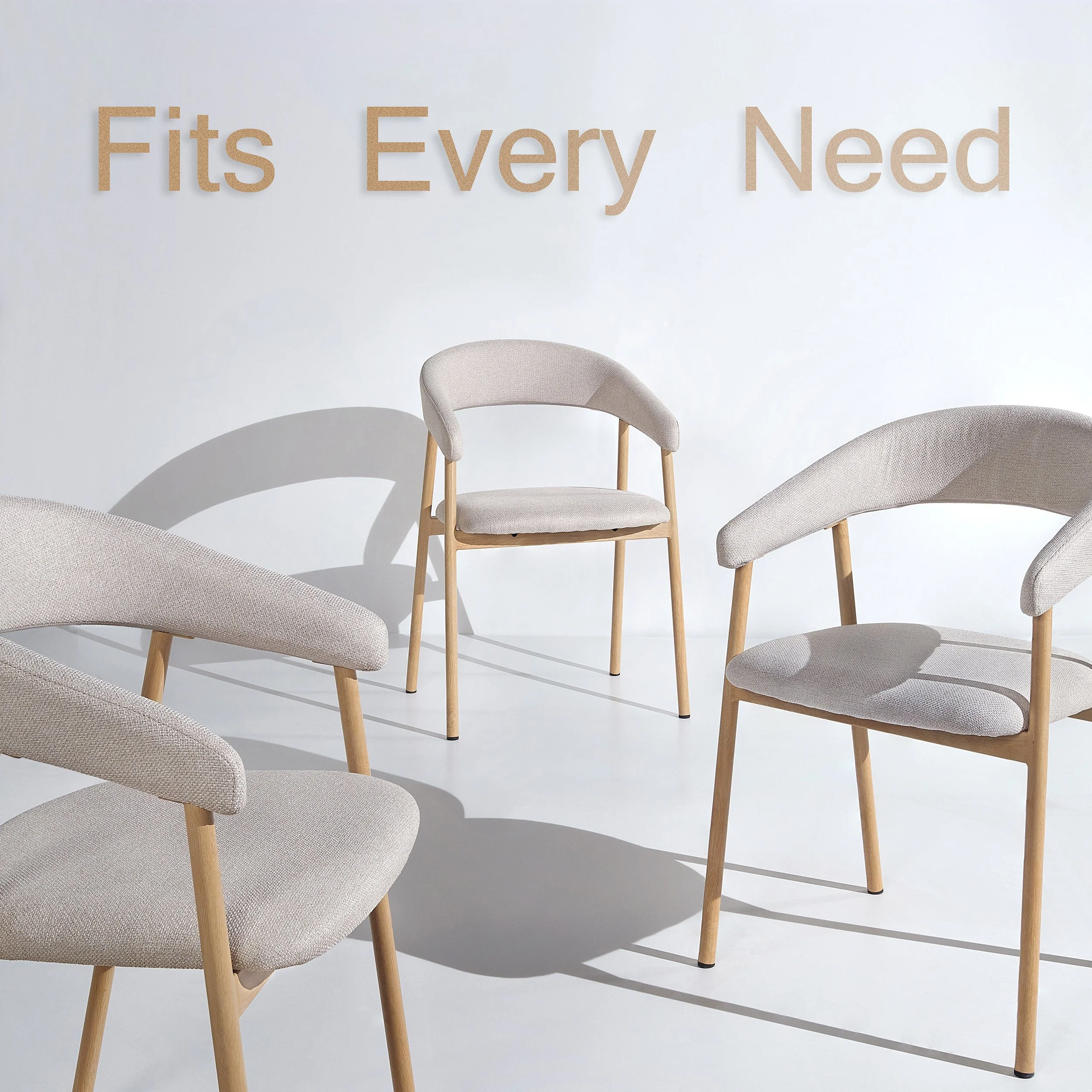Weißer Raum mit mehreren Stühlen und einem Schriftzug an der Wand, der lautet: 'Fits Every Need'.