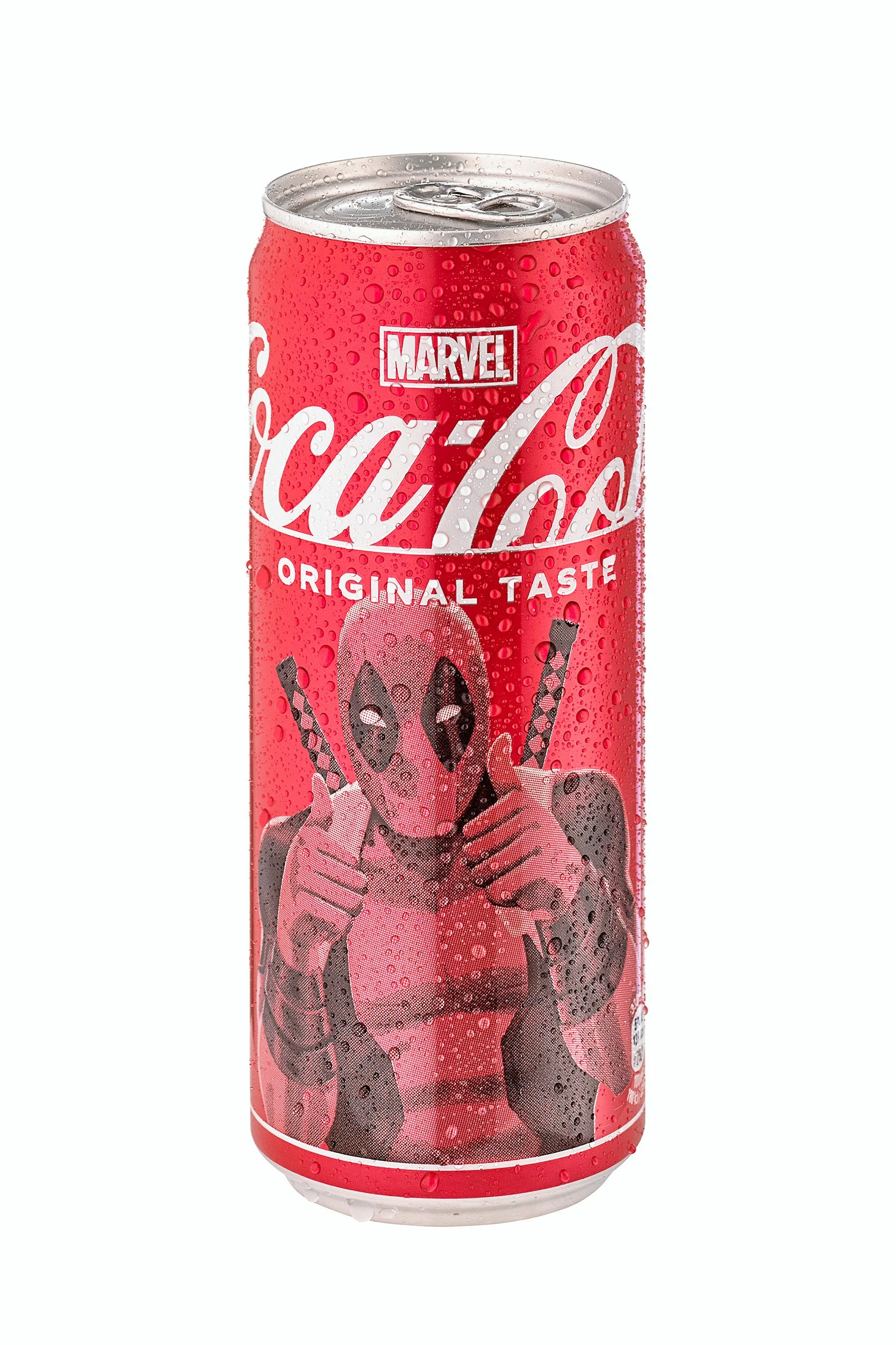 Dosen Coca-Cola mit Marvel-Design, zeigt eine Frau mit inspirierenden Worten auf dem Etikett, Wassertröpfchen auf der Oberfläche, weiße Hintergrund.