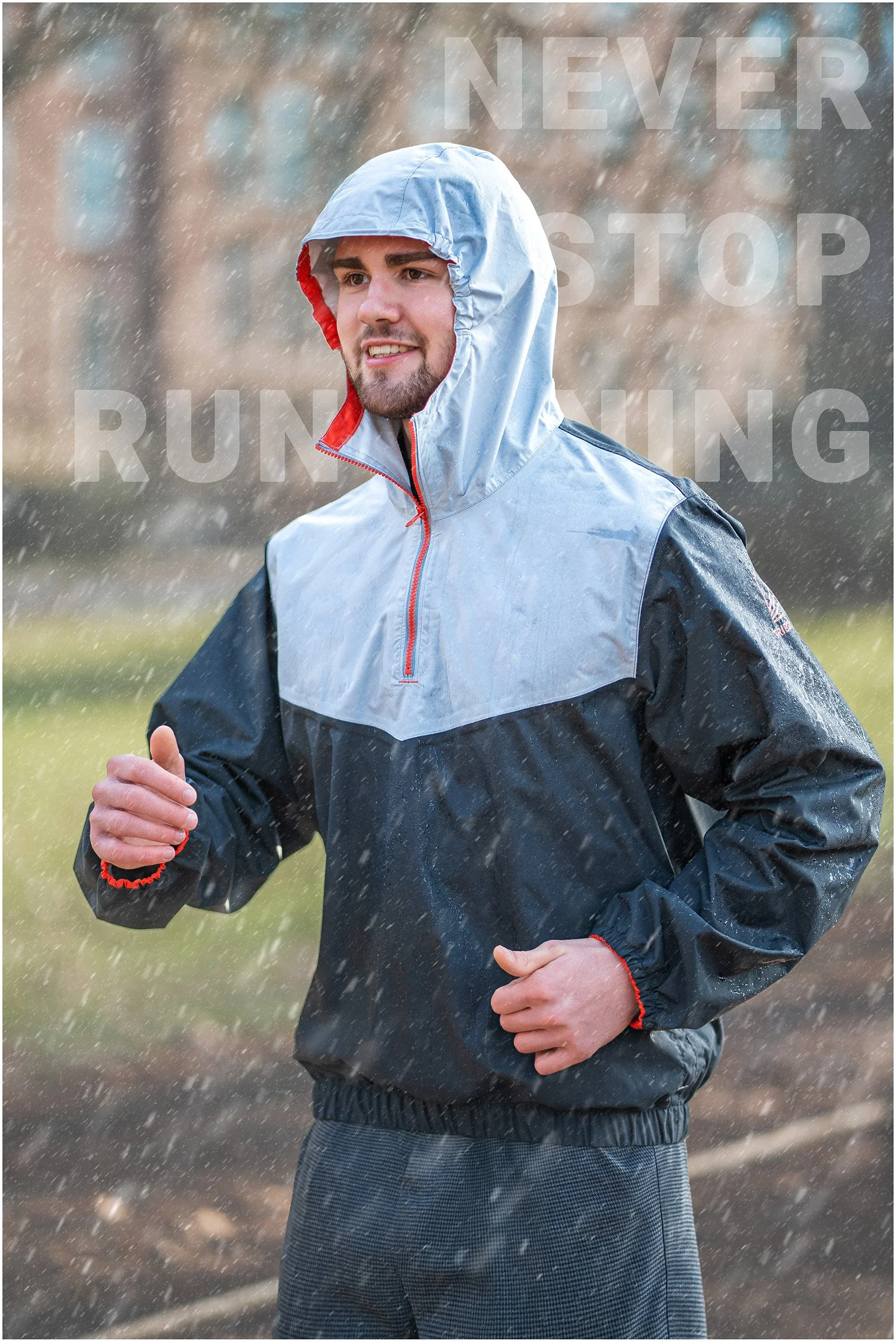 Mann läuft im Regen, trägt eine Regenjacke, im Hintergrund sind Bäume und der Himmel, mit Worten im Bild: Never Stop Running.