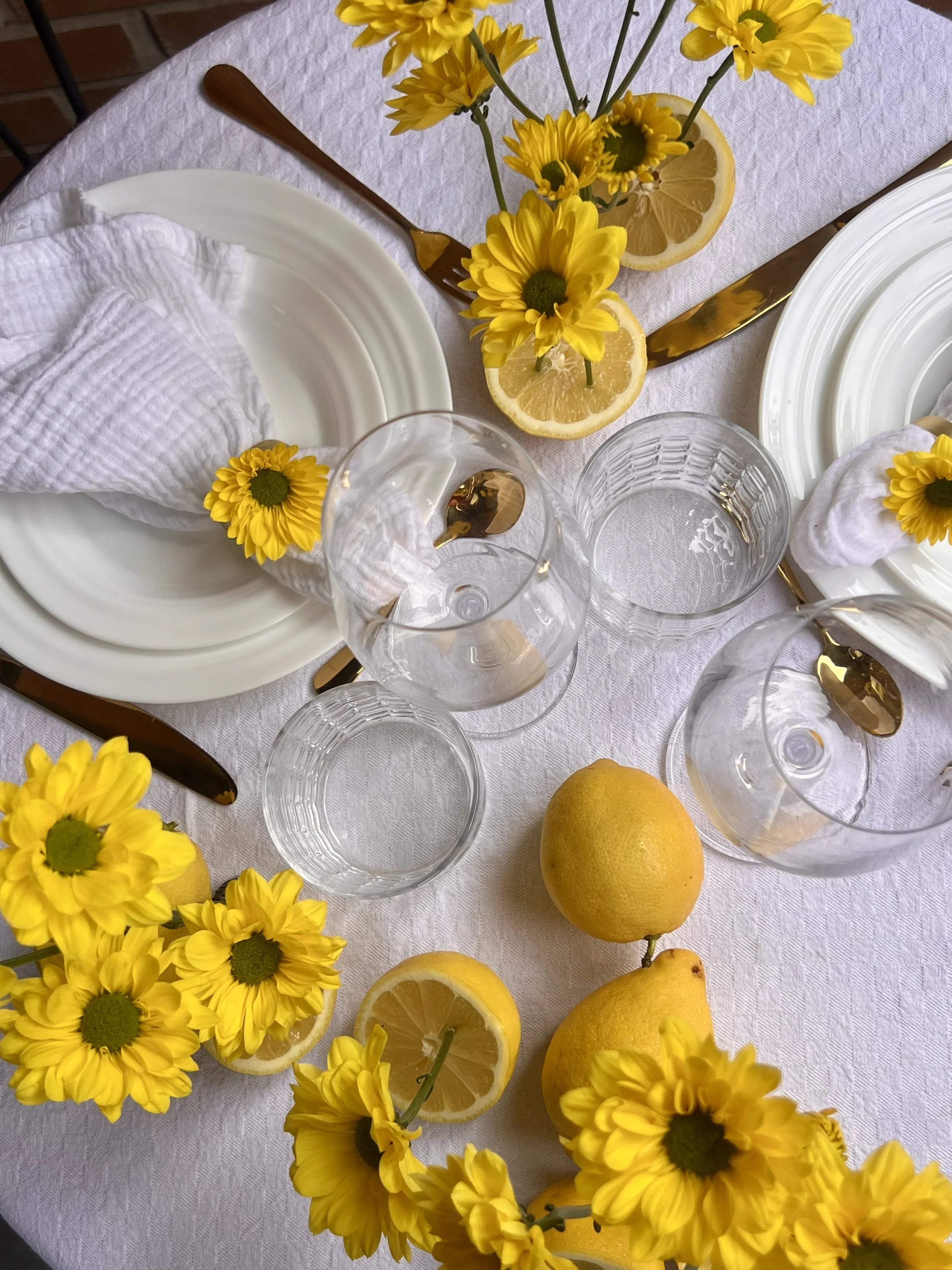 ART-DE-LA-TABLE-MONTREAL-JAUNE.jpeg