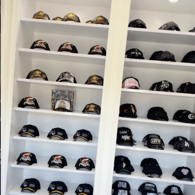 supercap, shelf with hats
