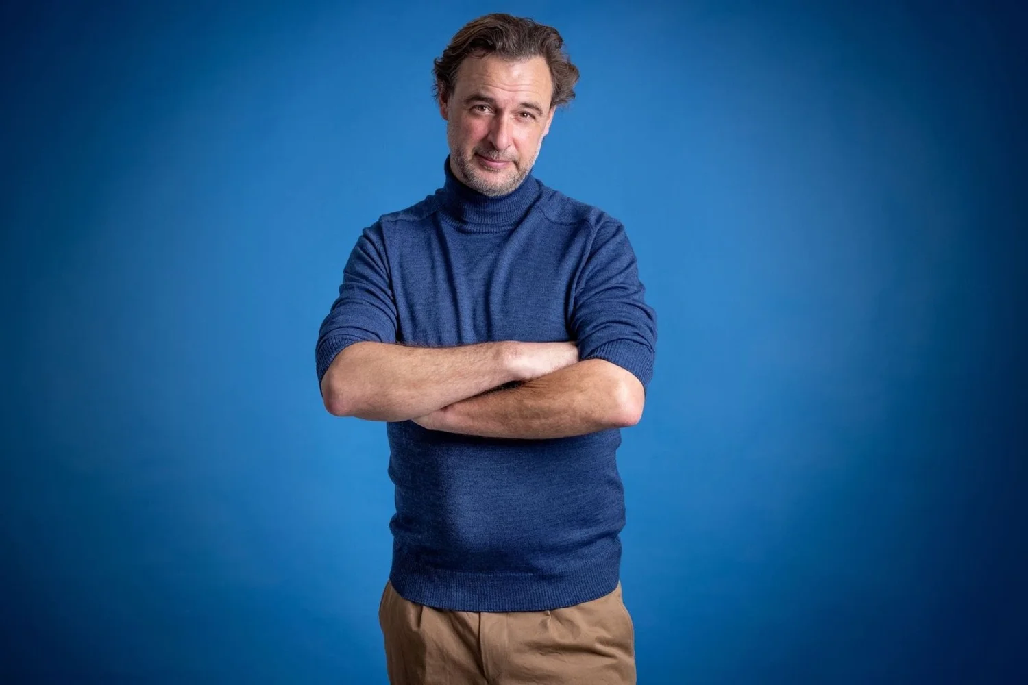 Sexolog Jakob Olrik foran blå baggrund