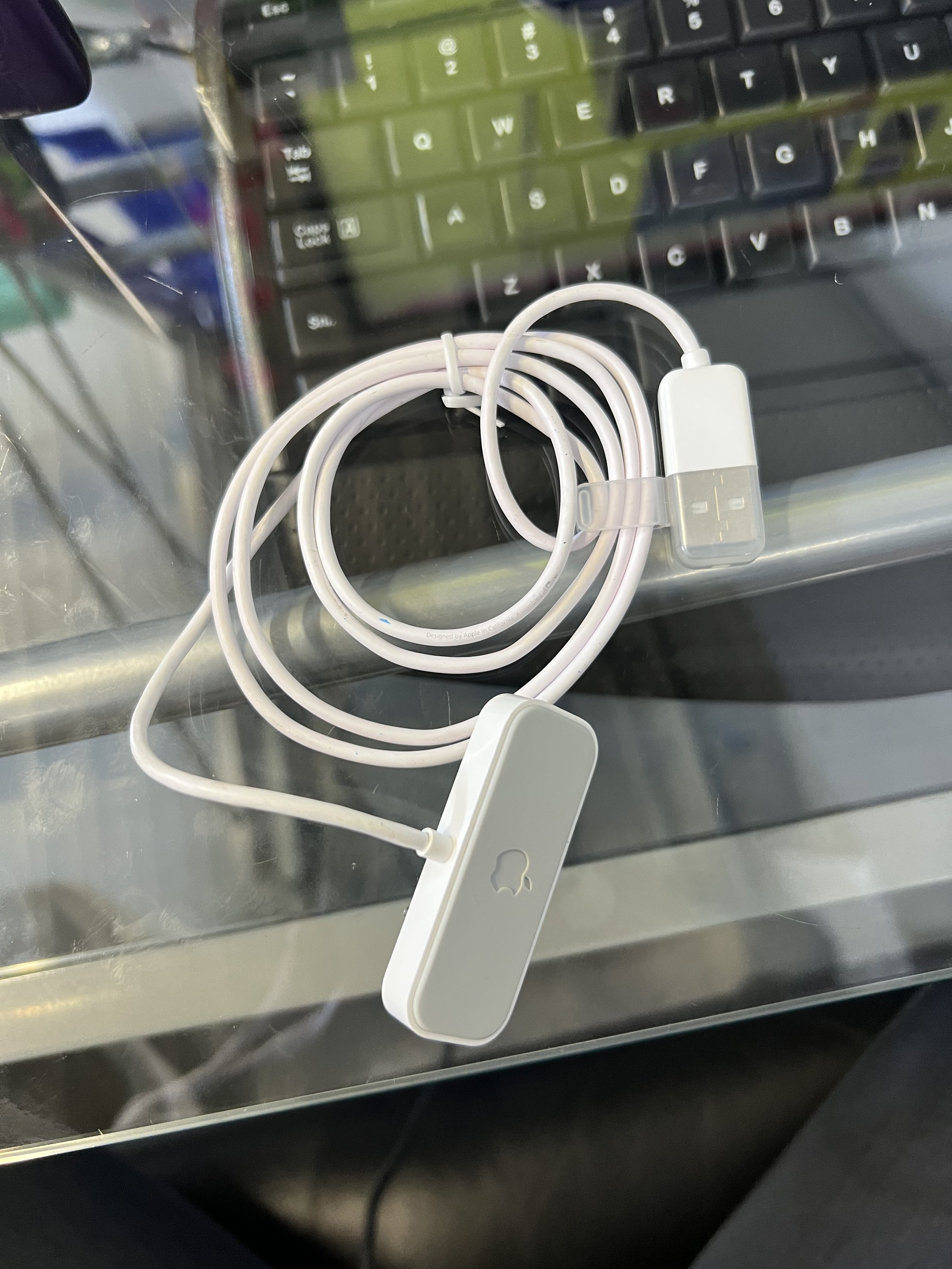 Apple iPod Shuffle (2nd generation) USB Charging and Sync Dock (Model A1204 / MA694G/A)