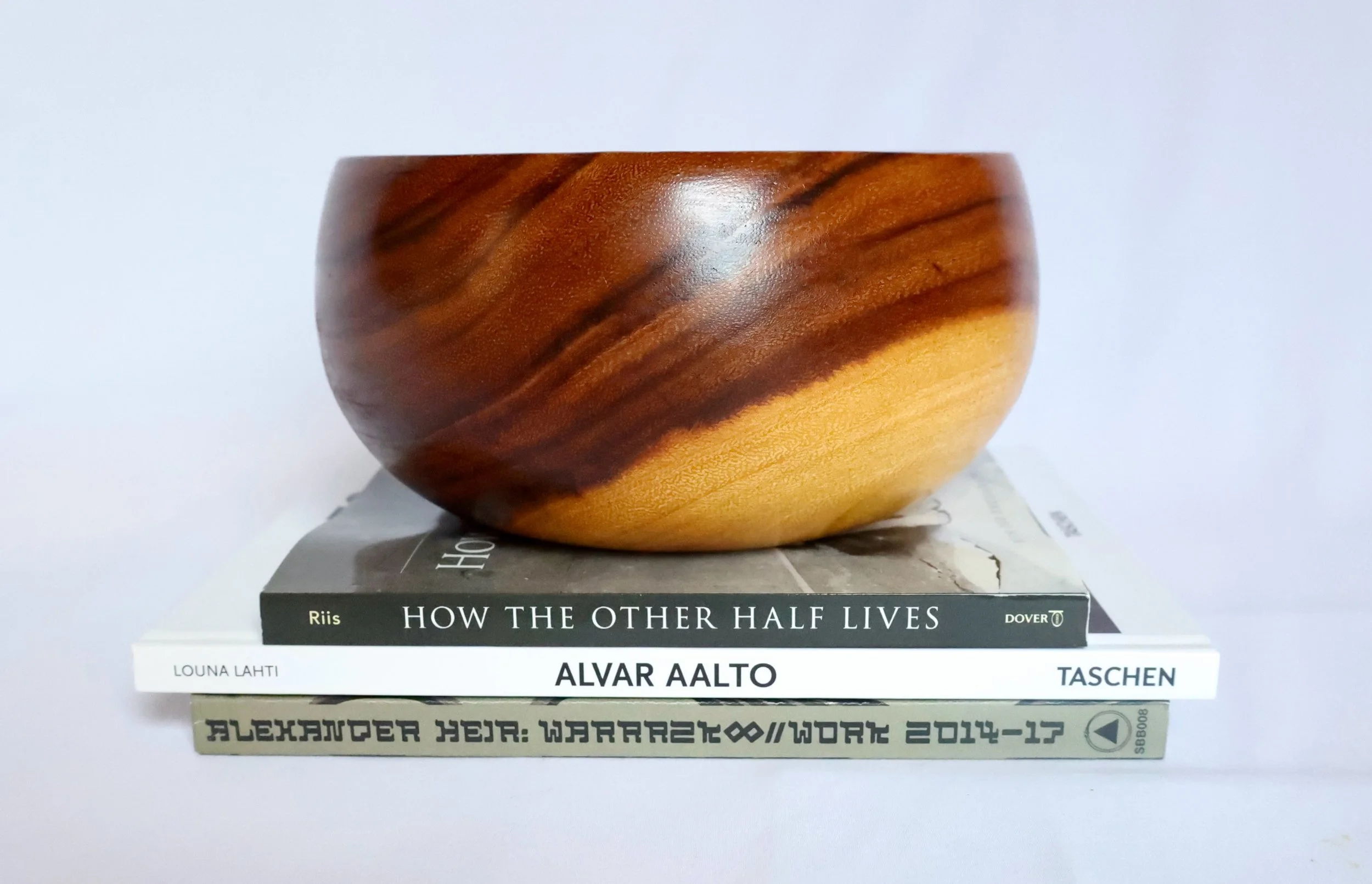 This dainty yet hearty fruits bowl is crafted from a lovely two-toned teak, and sits at 13 cm tall with a base width of 11.8cm, expanding to 20.5cm at its widest. The wood has been skillfully turned down to a gauge of approximately 6mm all around. Da