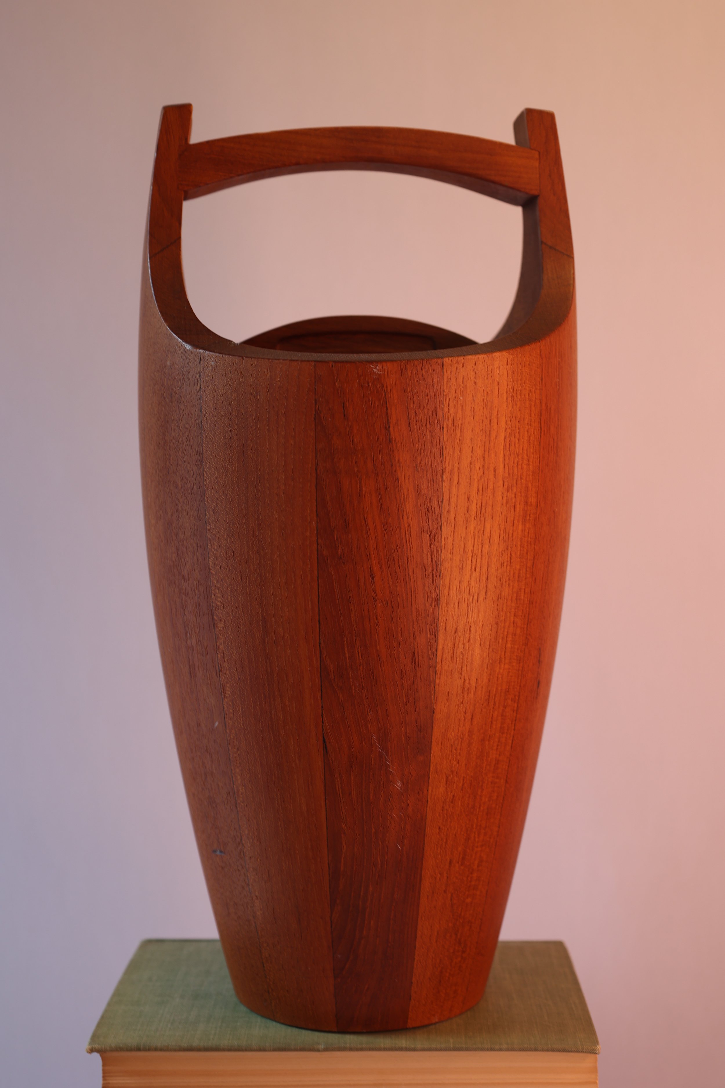 Dansk was founded in the 1950s after entrepreneur Ted Nierenberg and his wife, Martha, discovered Danish sculptor Jens Quistgaard, who went on to become the brand’s chief designer, defining their refined Scandinavian aesthetic.



This ice bucket, on
