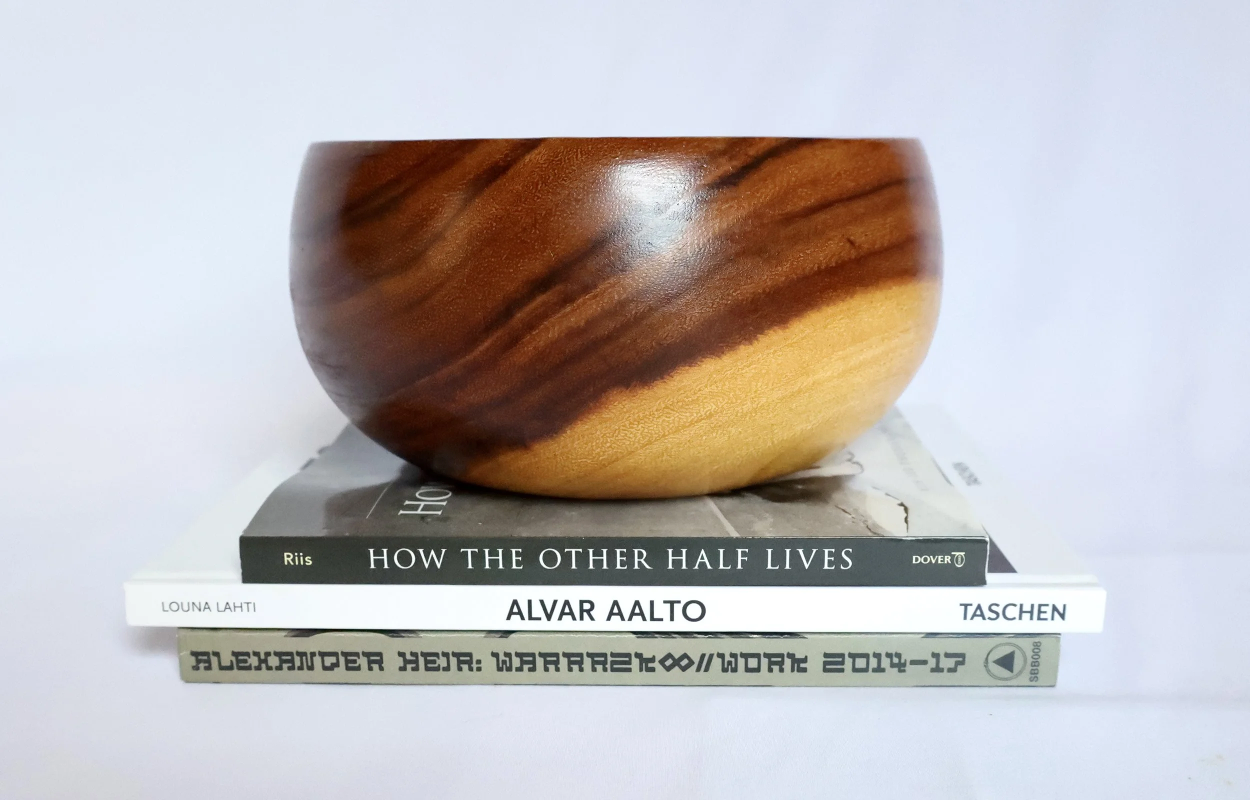 This dainty yet hearty fruits bowl is crafted from a lovely two-toned teak, and sits at 13 cm tall with a base width of 11.8cm, expanding to 20.5cm at its widest. The wood has been skillfully turned down to a gauge of approximately 6mm all around. Da