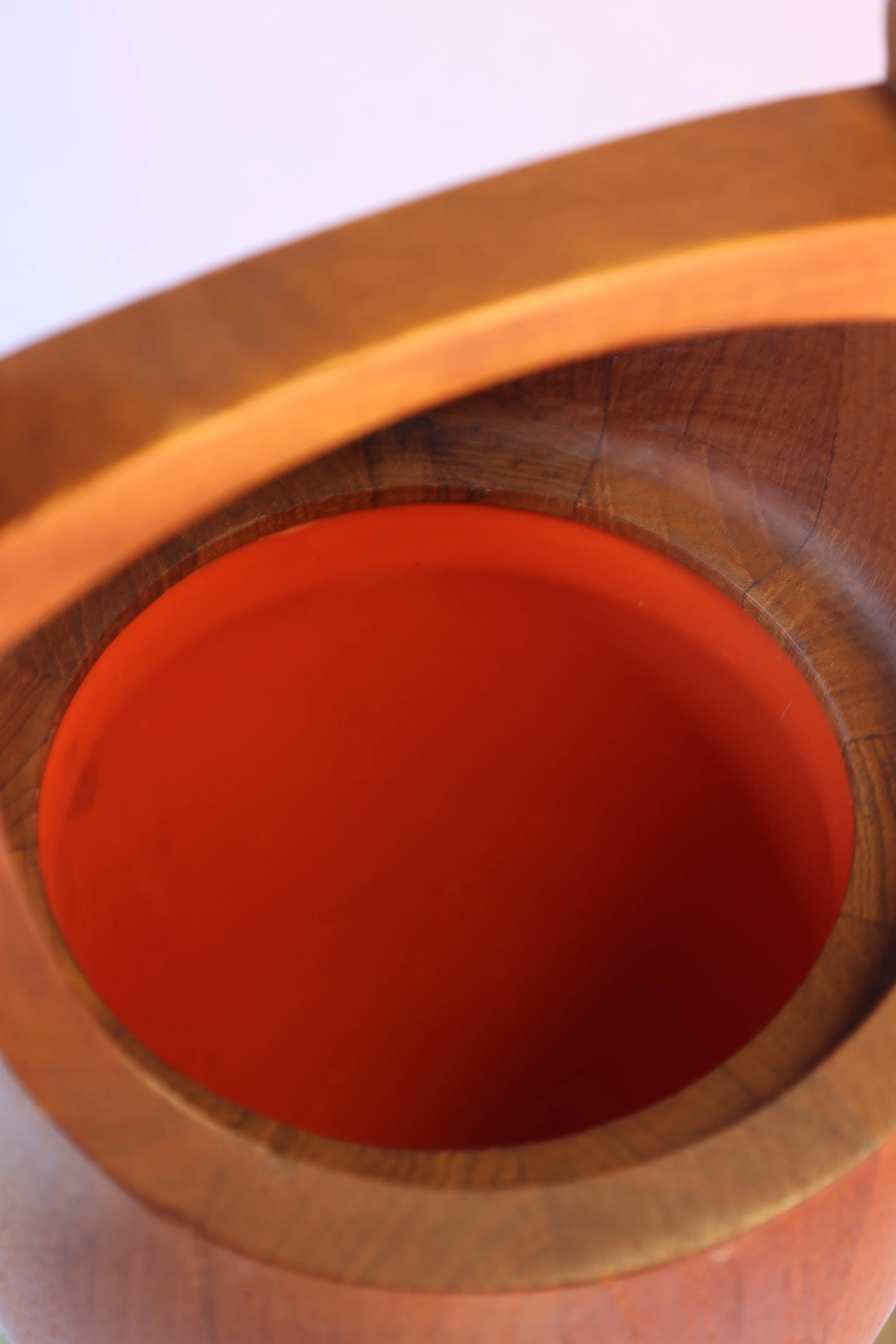 Dansk was founded in the 1950s after entrepreneur Ted Nierenberg and his wife, Martha, discovered Danish sculptor Jens Quistgaard, who went on to become the brand’s chief designer, defining their refined Scandinavian aesthetic.



This ice bucket, on