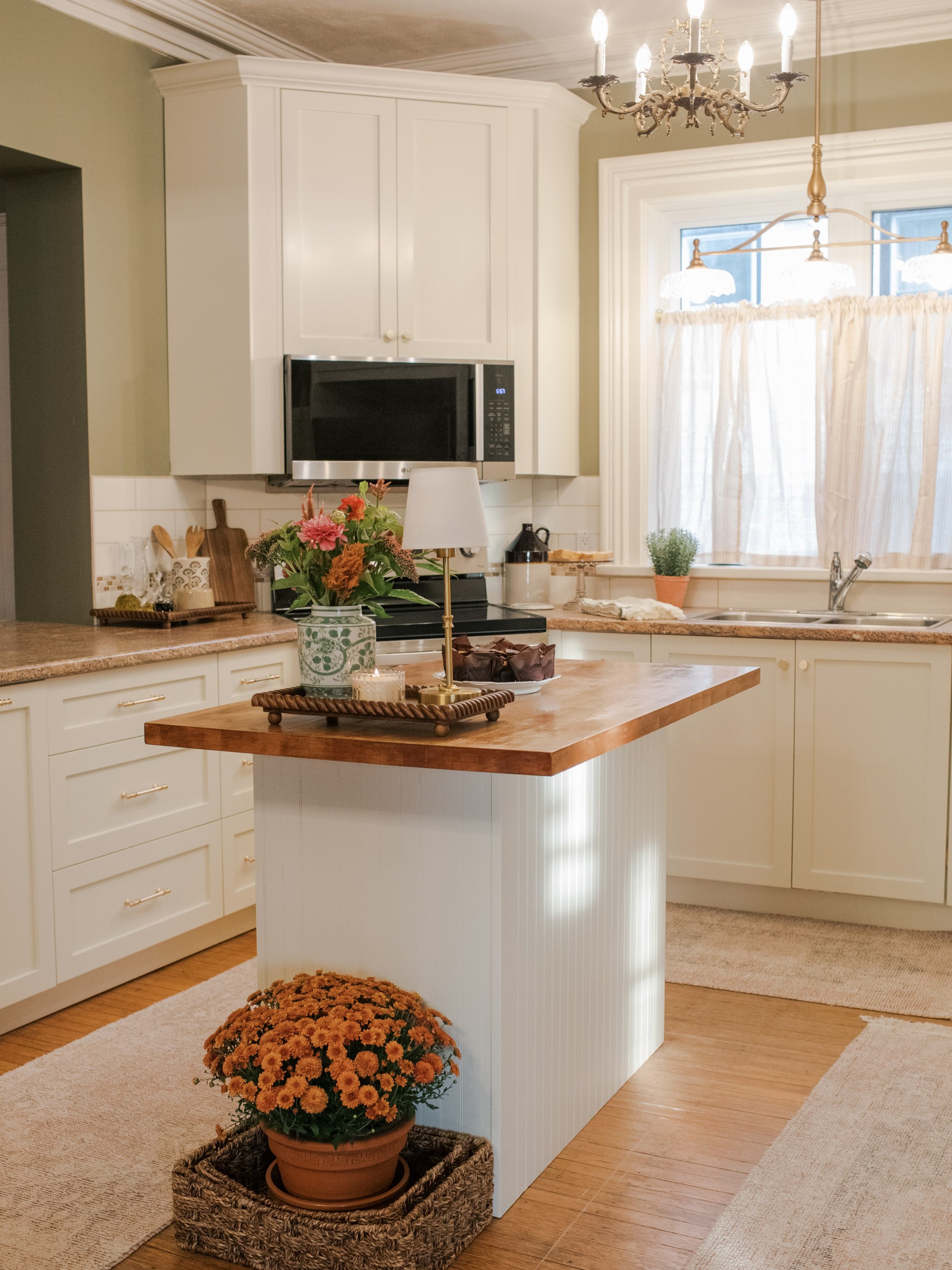 A welcoming and light, airy kitchen.