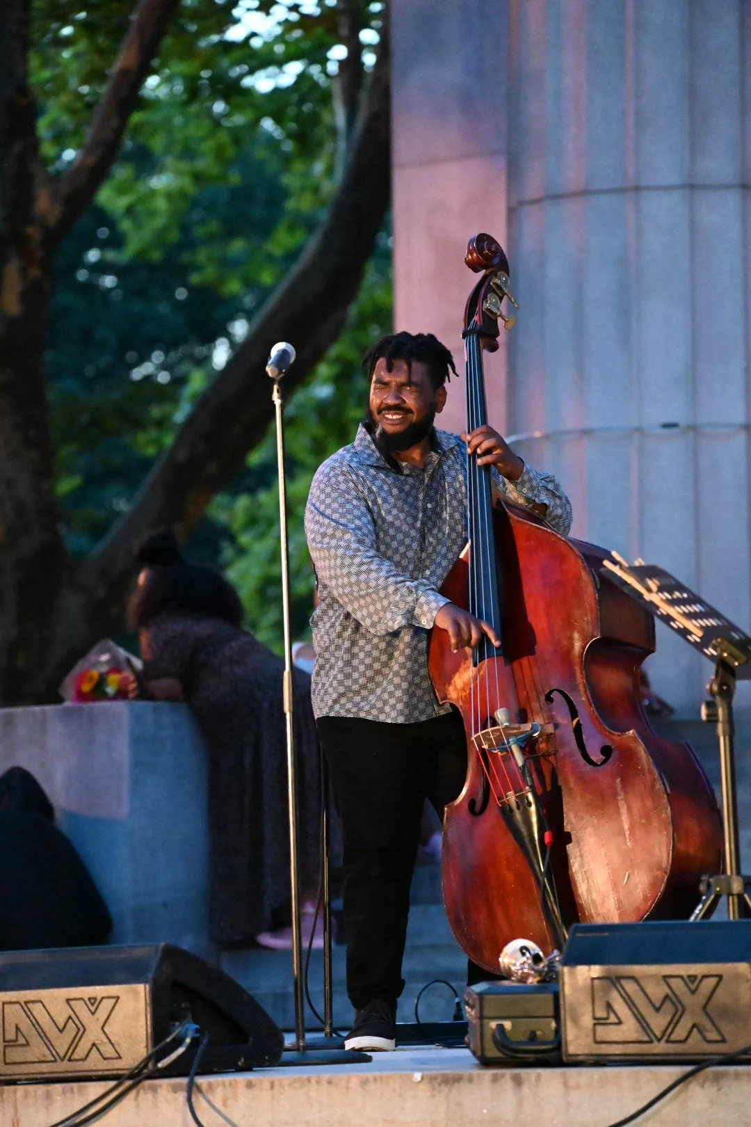 GRANTS TOMB BASS PLAYER.JPG