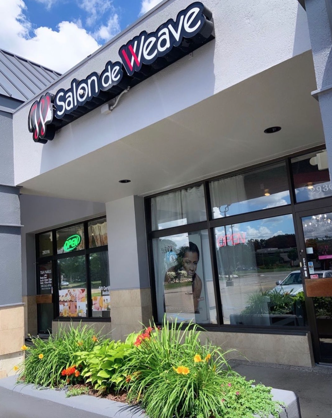Exterior of Salon de Weave in Southfield, Michigan.