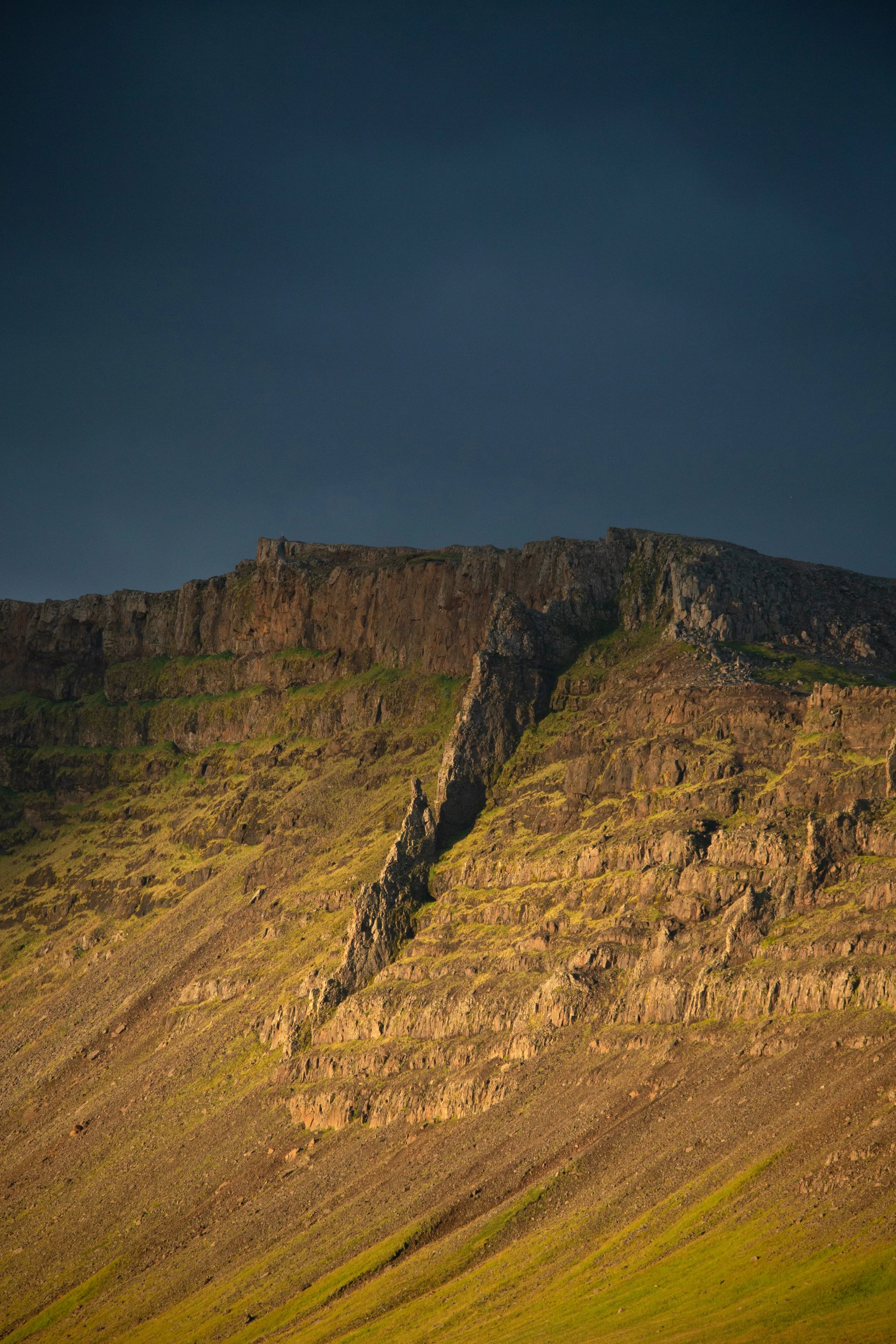 Skorradalur-ridge-high-contrast-IMG_8951.jpg
