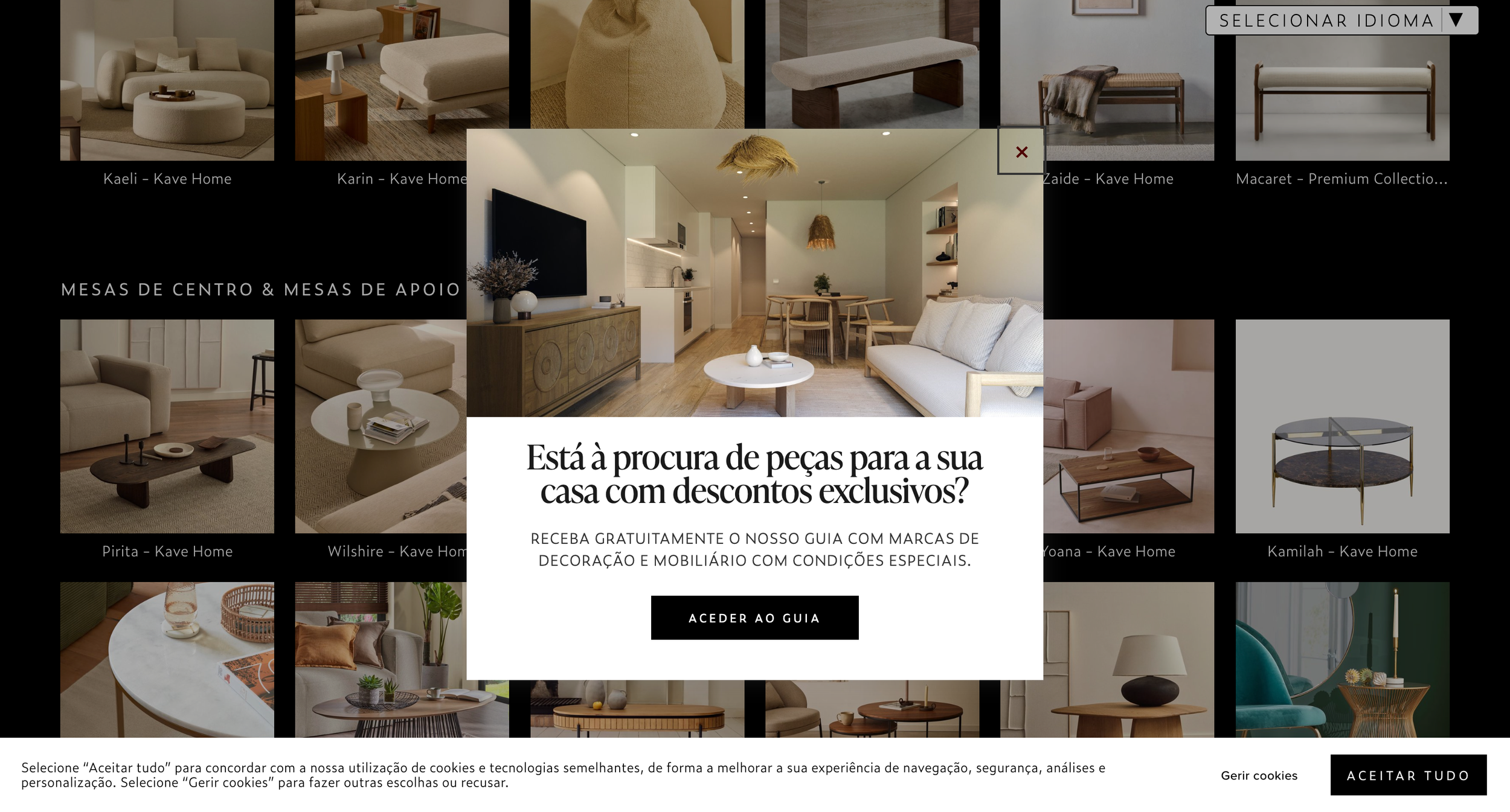Janela popup de um site de móveis, com uma sala de estar moderna em fundo, com sofá, mesa de centro, televisão, e uma mesa de jantar ao fundo. No centro, há texto em português oferecendo um guia gratuito com marcas de decoração e móveis com descontos exclusivos, com um botão de chamada para ação que diz 'ACEDER AO GUIA'.