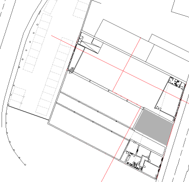 Planta de construção ou projeto arquitetônico em escala, exibindo detalhes de paredes, áreas internas e externas, com linhas de corte e dimensões.