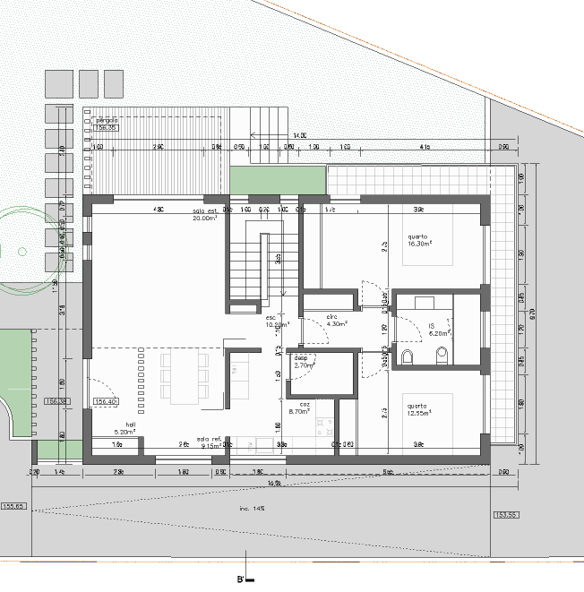 Planta baixa de uma casa residencial, incluindo salas, quartos, cozinha, banheiros e áreas externas, com medidas detalhadas.