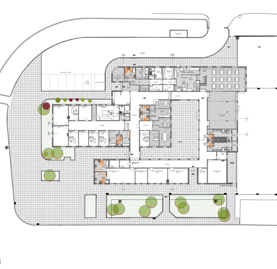 Planta de um edifício com áreas internas, salas e áreas externas com árvores e caminhos pavimentados.