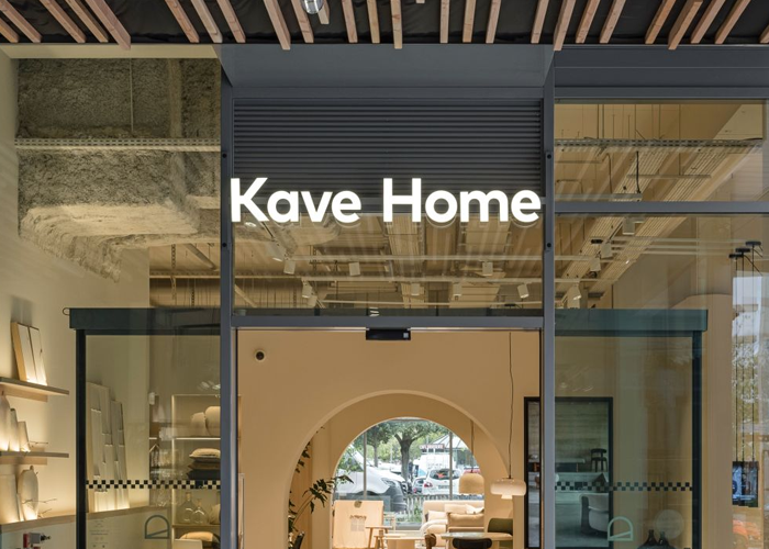 fachada de loja chamada 'Kave Home' com entrada de vidro, exibição de móveis e decoração, ambiente moderno e bem iluminado