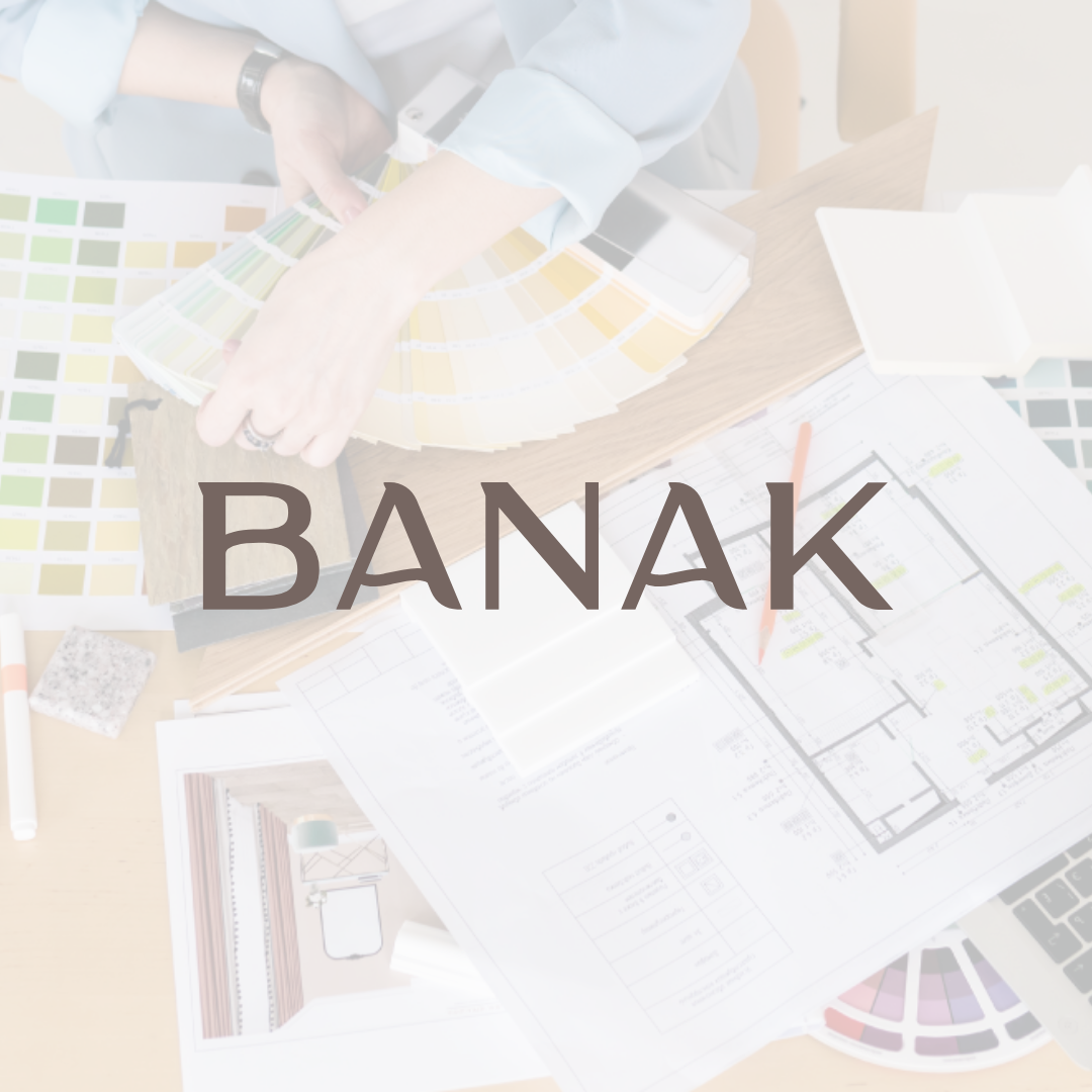 Planejador de cores e plantas arquitetônicas sobre uma mesa de trabalho