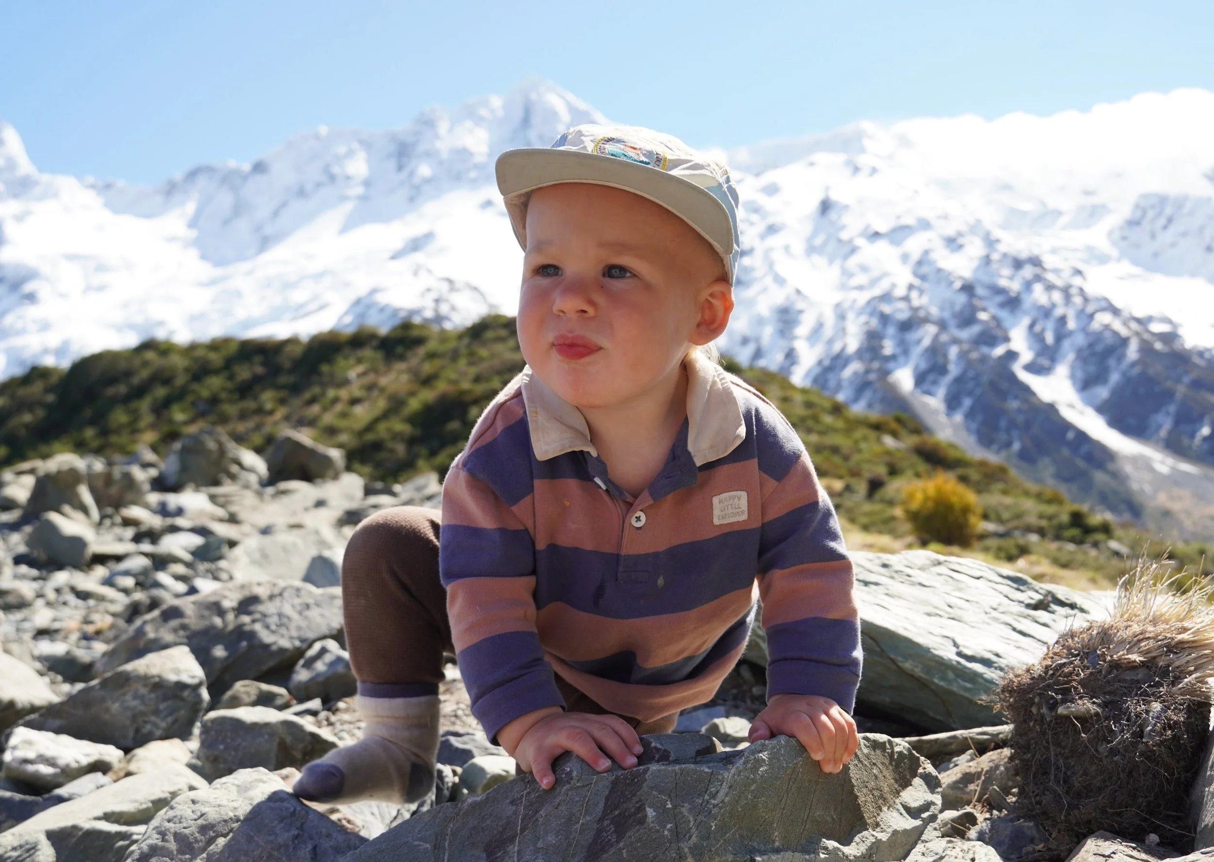 King of the mountain Ollie - swipe for a surprise 😁💛 
He&rsquo;s so funny such a little character. This was on our walk around Mount Cook. 
@emmyeddy 📸