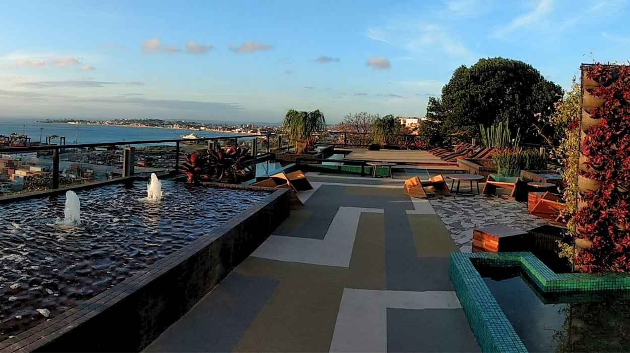 Ambiente de Marcos Malamut e Fernando Rocha premiado como melhor espaço da CASACOR Bahia 2018, com jardins, áreas de permanência e vista panorâmica para a Baía de Todos-os-Santos.
