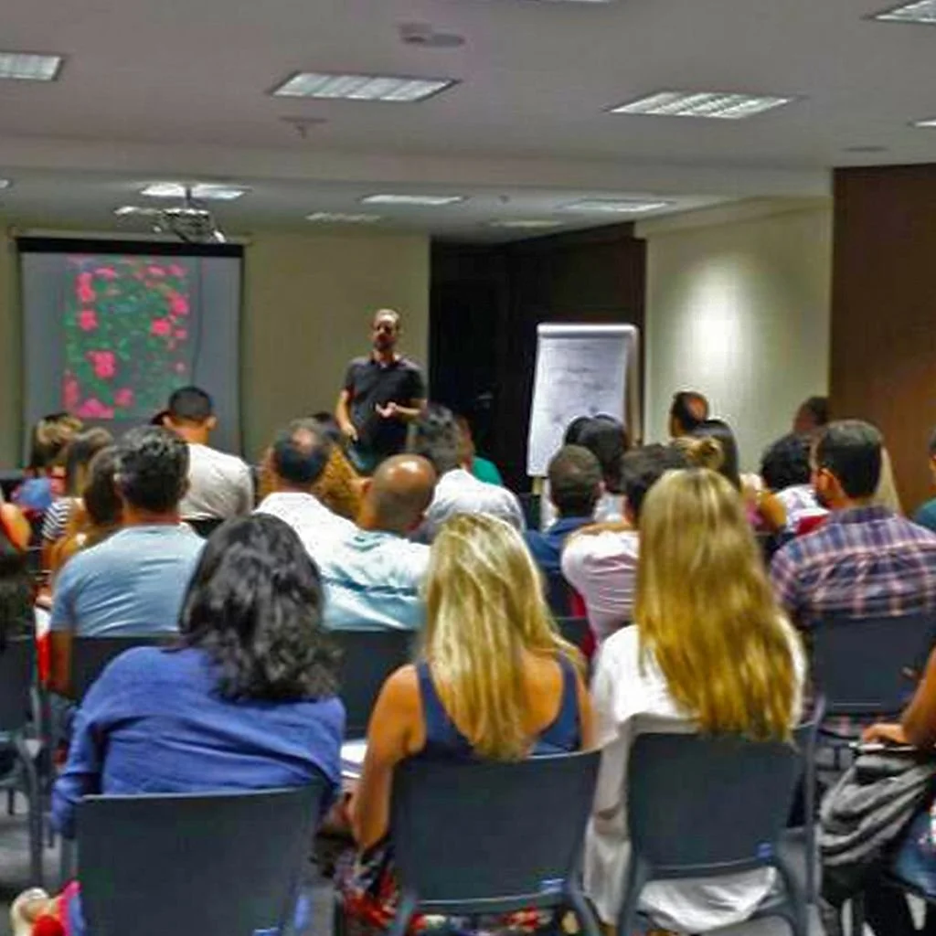 Marcos Malamut ministra aula sobre paisagismo e metodologia de projeto para uma turma de profissionais e estudantes.