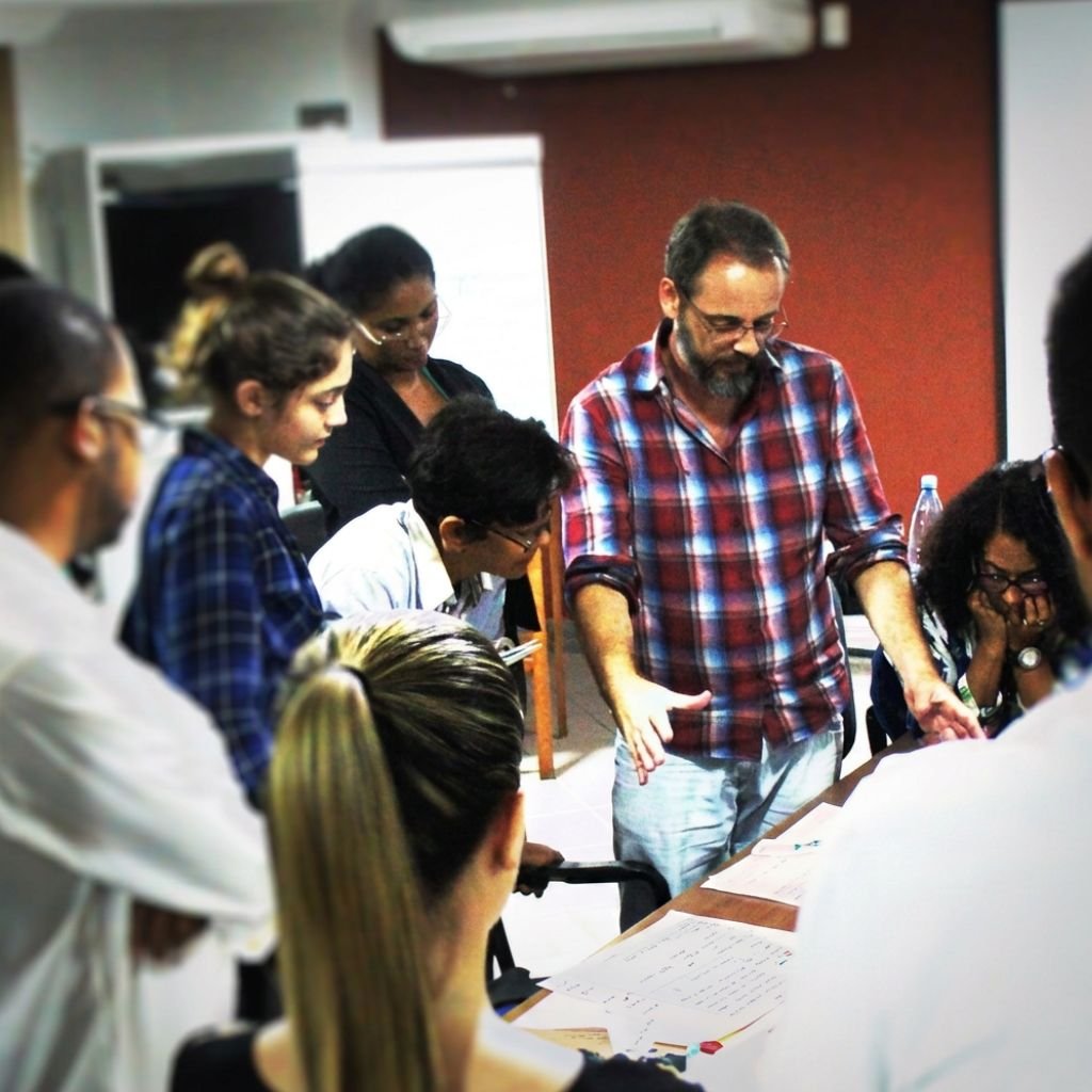 Marcos Malamut orienta um exercício coletivo de projeto durante curso de formação em paisagismo.