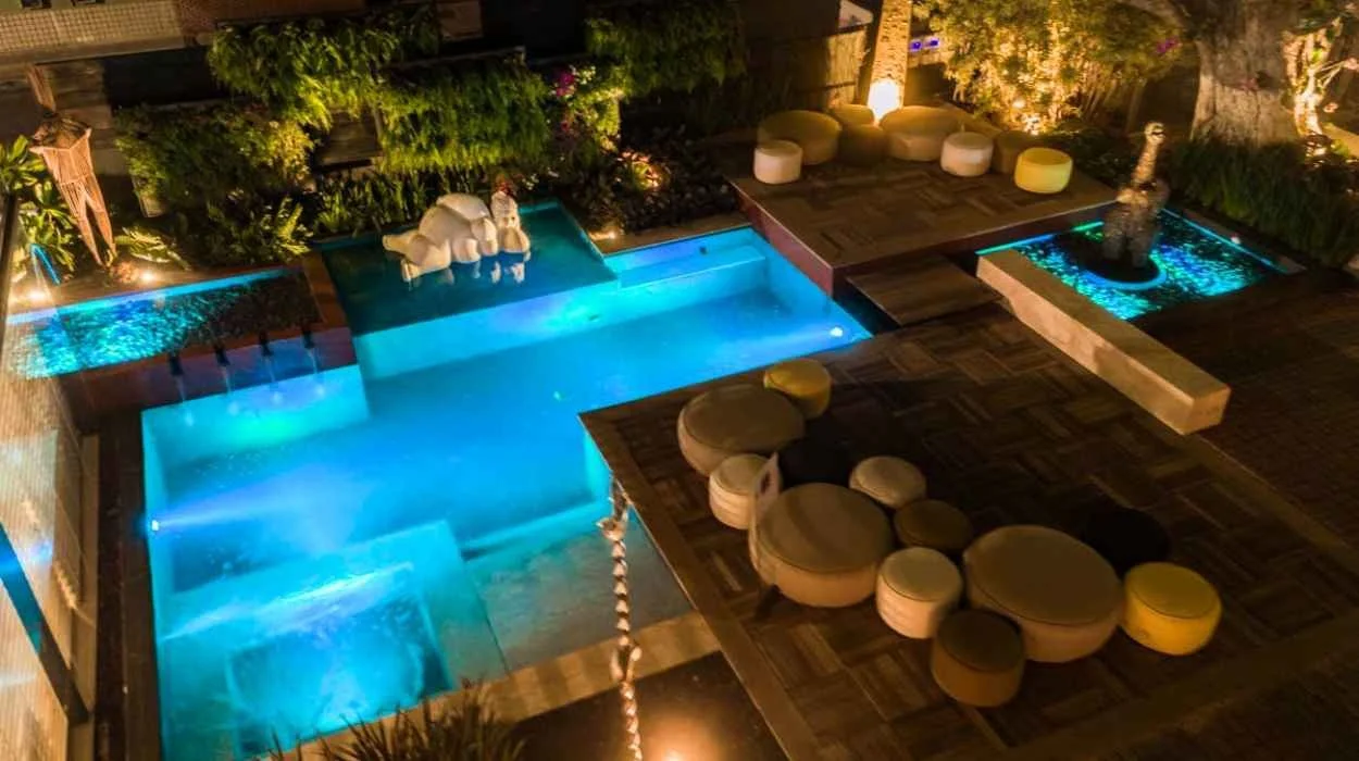 Piscina do Jardim, ambiente criado por Marcos Malamut e Fernando Rocha para a CASACOR Bahia 2017, com espelhos d’água, decks, vegetação, mobiliário e iluminação.
