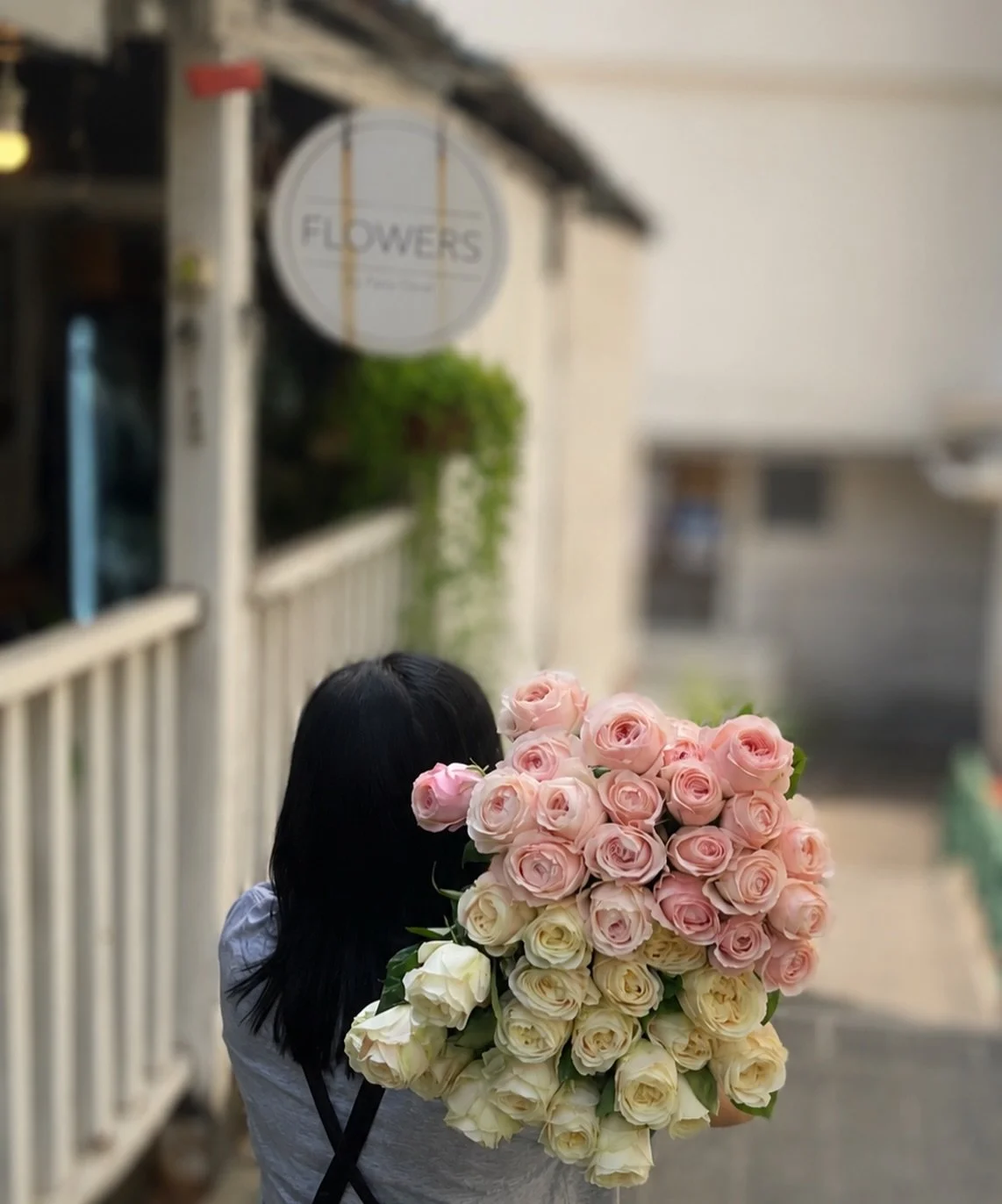 The monday reset . A simple bouquet, a small gesture, and a beautiful way to begin the week. #roselover #finestquality