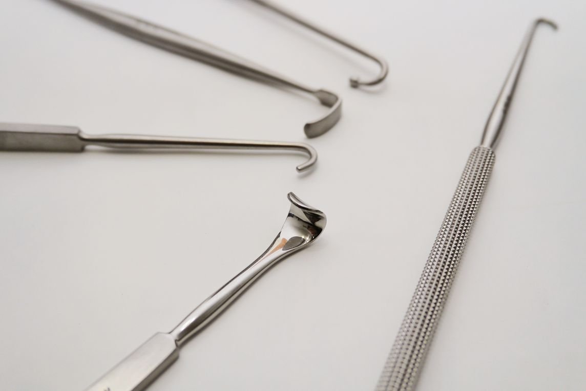 RETRACTOR & HOOK.jpg