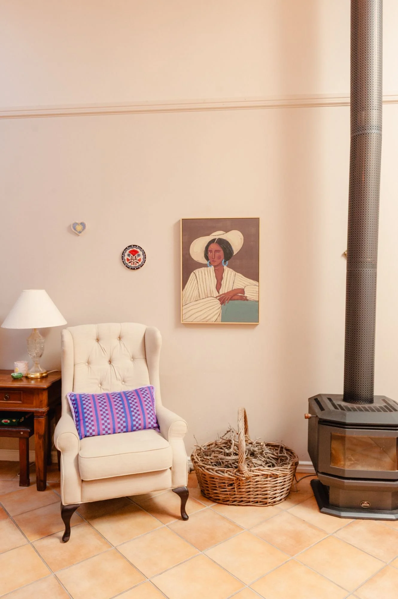 Guest lounge with fireplace at Lanterns Retreat in Old Dunsborough