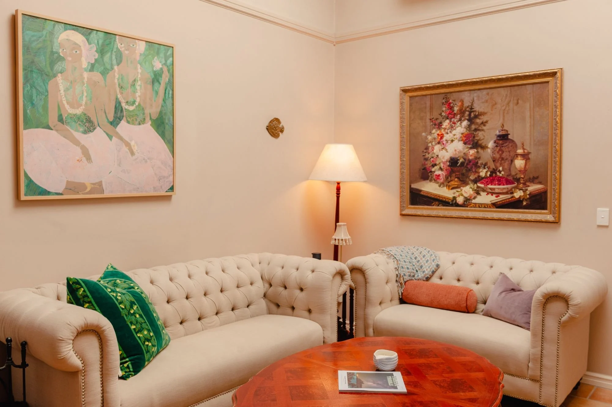 Lanterns Retreat living room with cozy sofa and decorations.