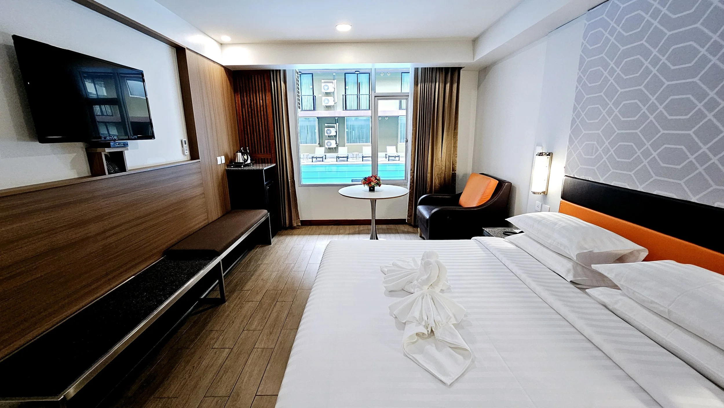 Deluxe King with Pool View (Non-smoking)