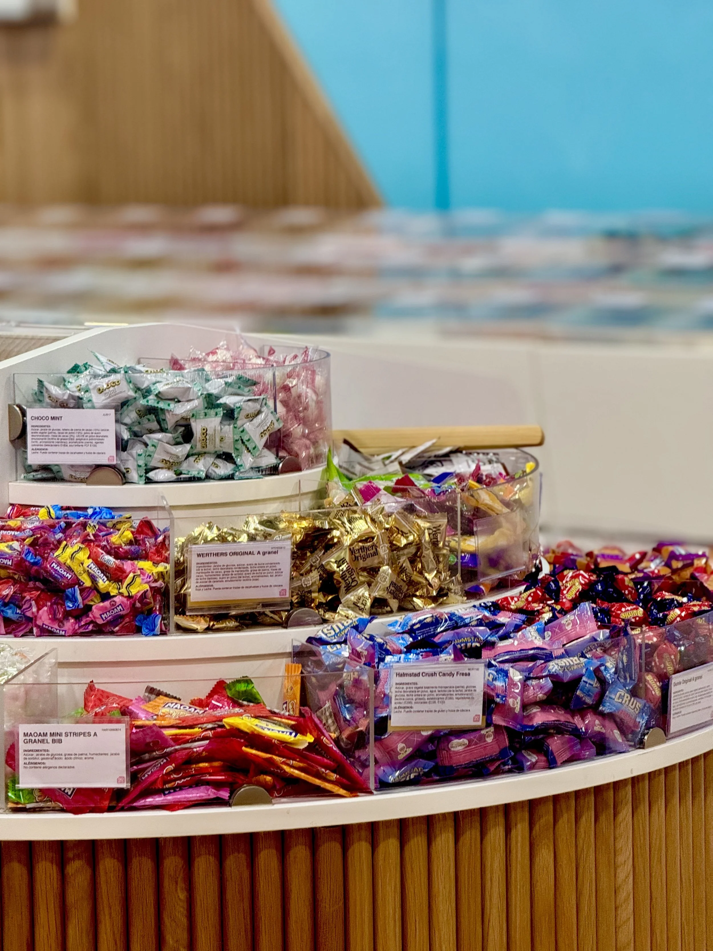 Selección de BUBS y golosinas suecas a granel en GoBite Candy, Torremolinos.