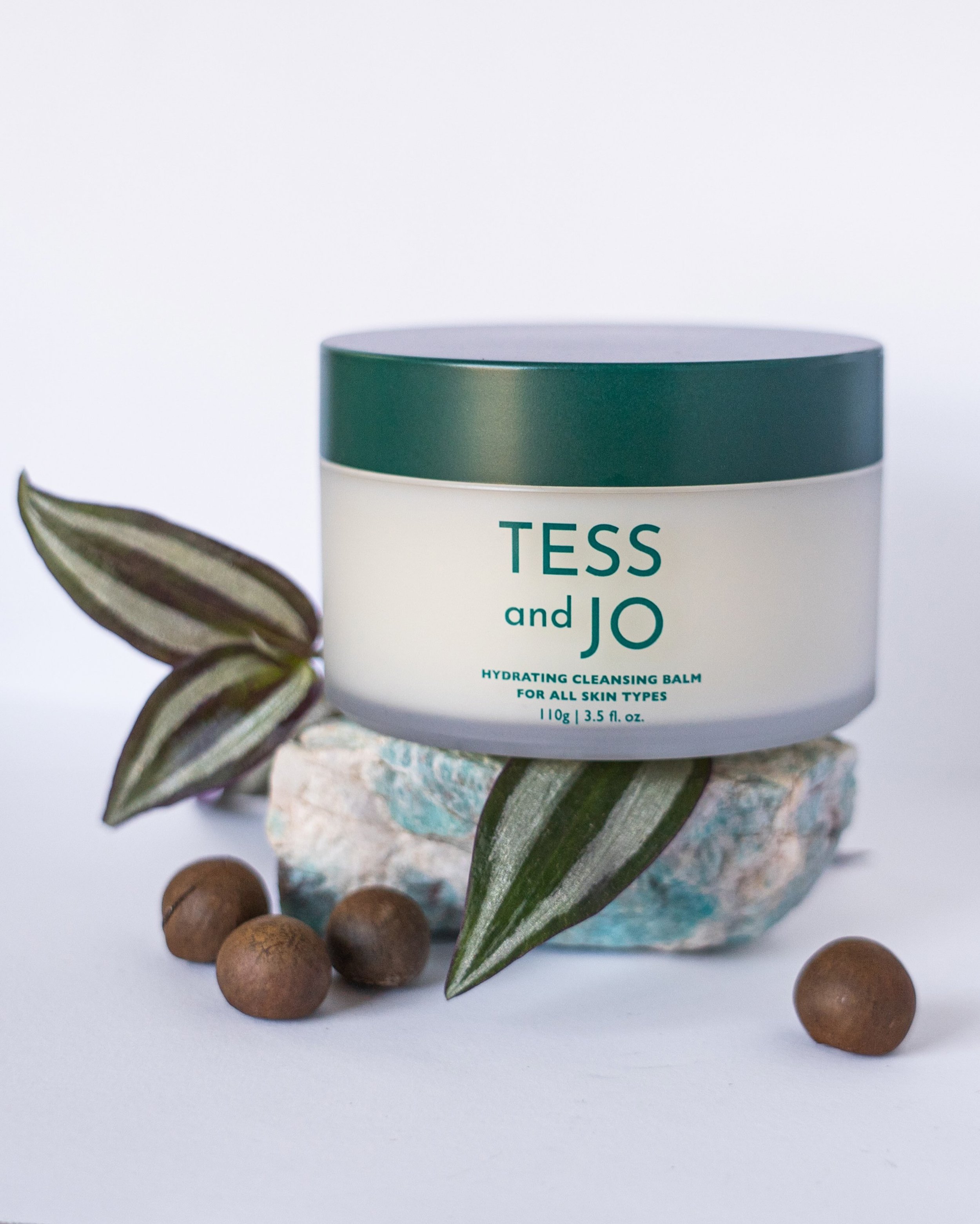 Using this cleansing balm is easier than making your morning coffee. ☕️

✨ The routine:

Massage a small amount onto dry skin.

Emulsify with wet hands, transforming the balm into a rich milk.

Rinse with warm water or gently wipe away with a damp cl