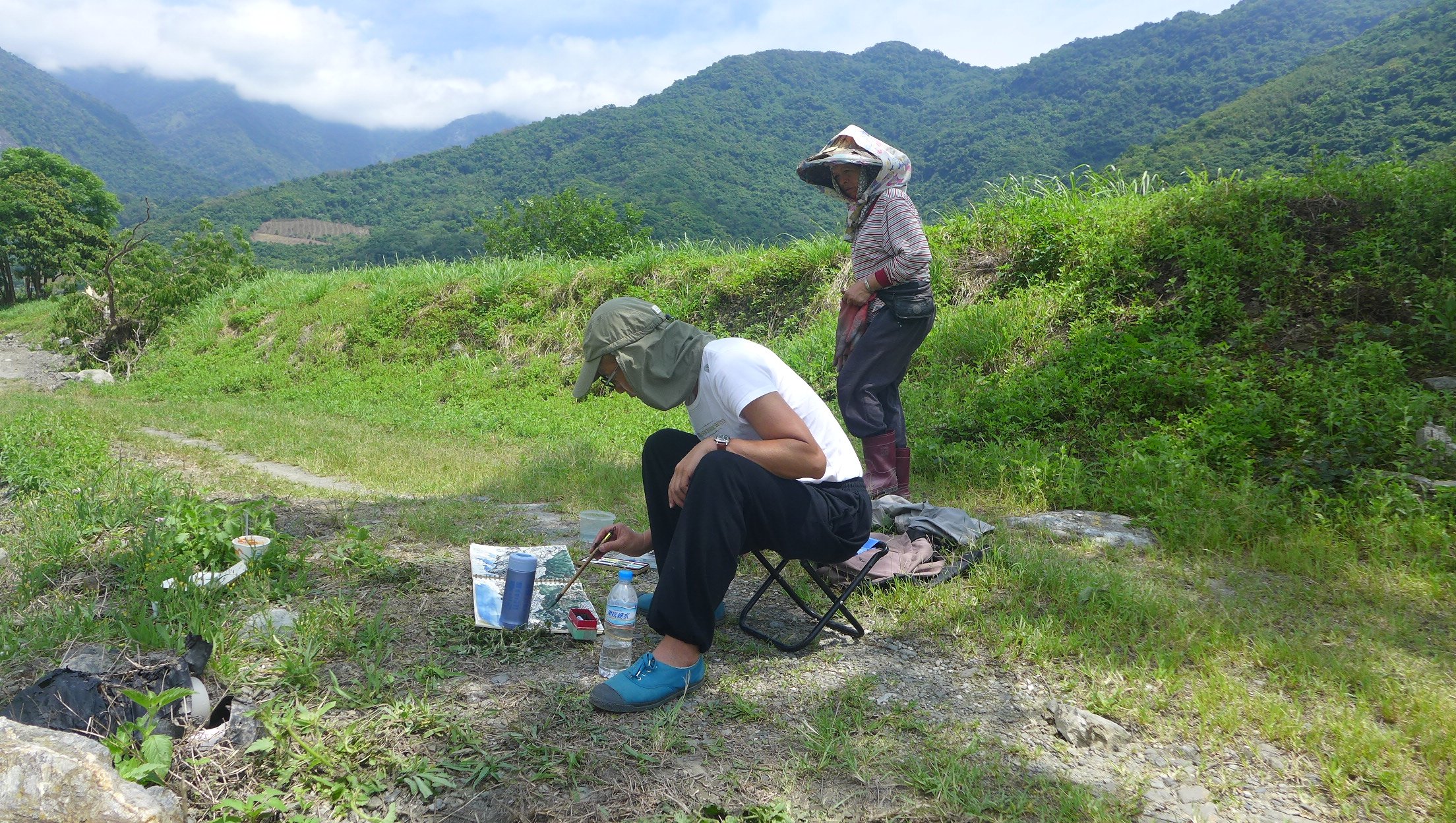 林銓居在龍泉社區的薑田旁寫生 (某薑農攝影) (2).JPG