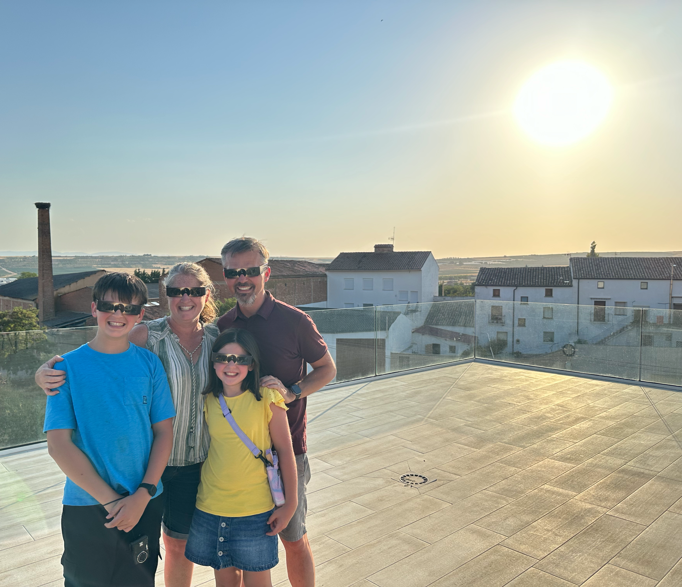 Srta. U's family has an amazing balcony that has a perfect view to the west.  The eclipse was at 8:24pm.  We were ready well in advance. 